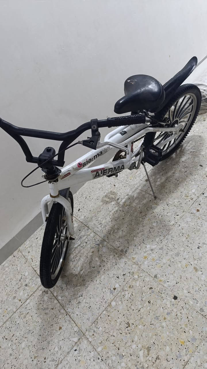 السلام عليكم ورحمة الله وبركاته
🚲 بايسكل حجم 20 نظيف جدا جاهز للاستخدام 
*********** واتساب
