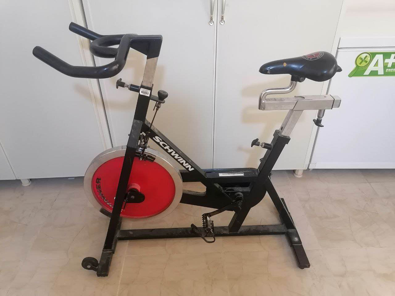 بايسكل رياضي نوع ثقيل امريكي بالة مستعمل 
يعمل بصورة جيده 
بيها ايضا وضعيات  سرعة خفيفة بطيئة
وسرعة   ثقيلة بطيئة 
ووضعيات ديناميكية  اخرى  
السعر  330 
الف دينار عراقي 

المكان كركوك /الشورجة 

*********** كركوك, العراق
