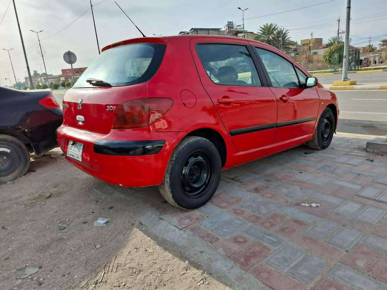 السلام عليكم عندي بيجو 307موديل 2005سياره نضيفه رقم بغداد وجاهزه   لتفاصيل أكثر تواصل خاص او ***********
