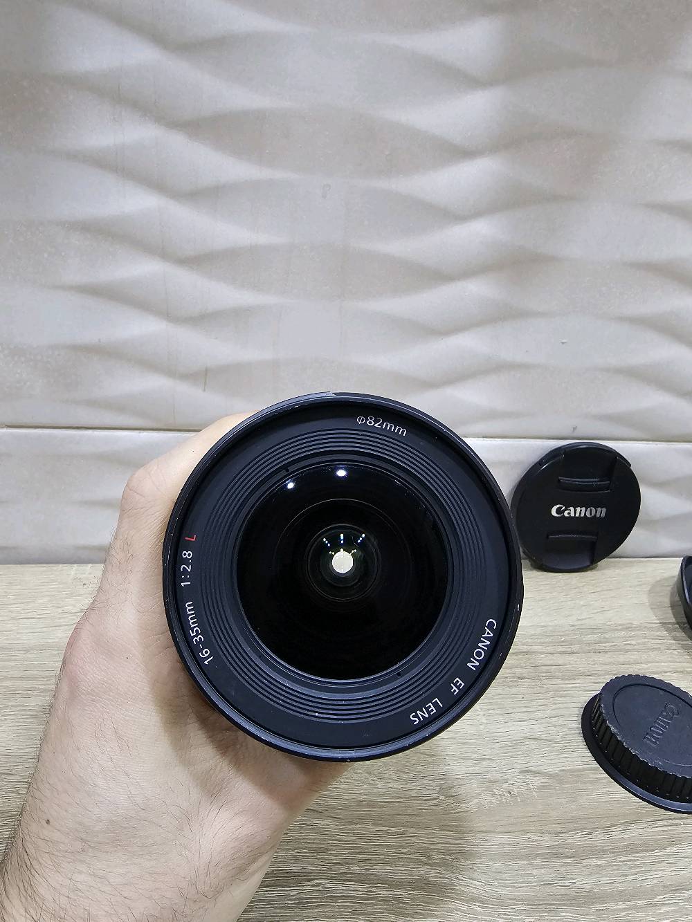 عدسة كانون 16-35 الإصدار الثاني
نظافة 100% مجرد خدوش خارجية
وياها القبق و الهود 
للبيع المستعجل ما نختلف عالسعر مكاني بغداد
*********** تواصل واتساب