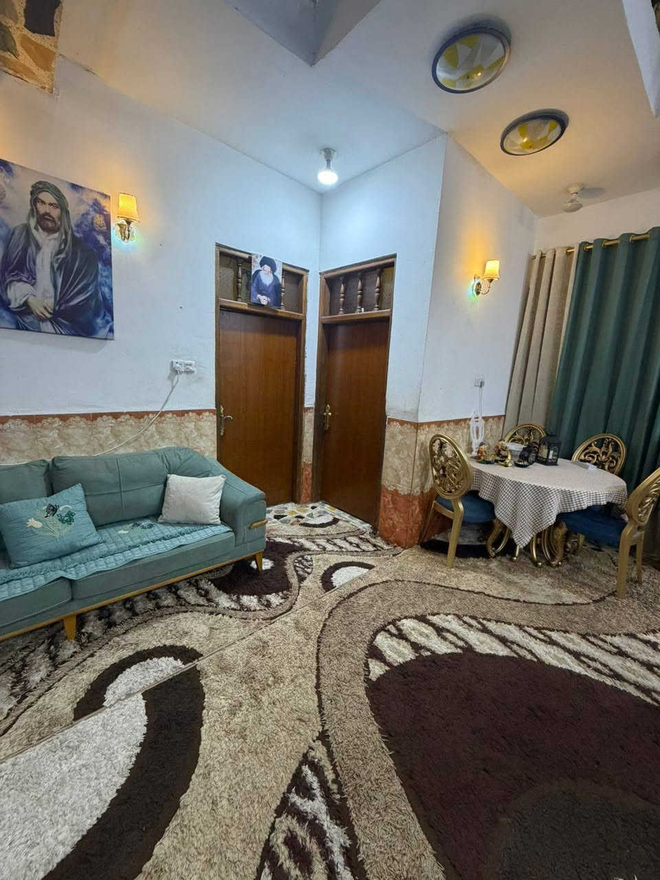 دار للبيع في موقع استراتيجي - حي نهاوند الأولى 🏠
فرصة للسكن الراقي في موقع هادئ ومميز (قرب المستوصف) وبإطلالة مفتوحة على ساحة.
📍 الموقع: حي نهاوند الأولى - قرب المستوصف.
📐 المساحة: 200 متر مربع (مقابل ساحة 🌳).
🏗️ سنة البناء: 2010 (بناء متين وتصميم واسع).
🧱 تفاصيل الطوابق والتقسيم:
✨ الطابق الأرضي (تصميم عائلي):
🛋️ استقبال ضيوف واسع.
🛌 غرفتين نوم.
🍳 مطبخ متكامل.
📺 صالة (هول) كبيرة + صحيات.
🪴 منور لتهوية مثالية.
✨ الطابق الثاني:
🛌 ثلاث غرف نوم واسعة.
🚿 مجموعة صحيات إضافية.
💰 السعر والمعلومات المالية:
السعر: 220 مليون دينار (قابل للتفاوض للجادين 🤝).
📞 للحجز أو الاستفسار، تواصل معنا مباشرة:
📱 اتصال: ***********
#عقارات_العراق #ميسان #العمارة #بيوت_للبيع #عقارات_ميسان #بيع_وشراء_عقارات #حي_الغدير #حي_الصحفيين #فرصة_عقارية #دليل_عقارات_العمارة
