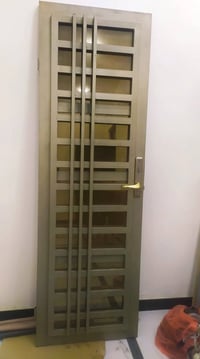 باب حديد هندسي • ٢١٢×٧٠ • ناصرية