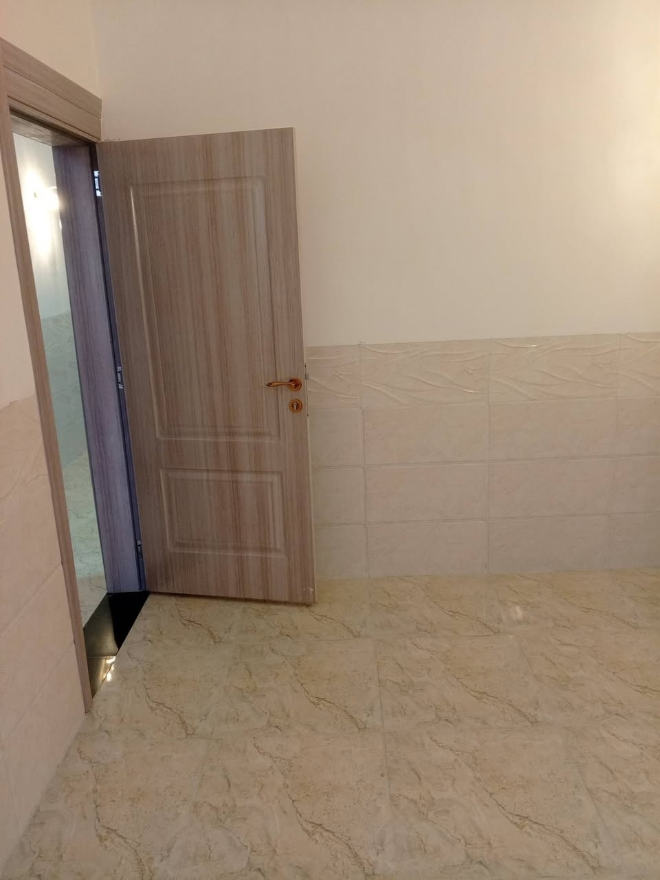 سلام عليكم بيوت عدد ٢ المساحه ٥٠متر طابق ونصف كل بيت بي استقبال وغرفة نوم وصالة وصحيات ٢ بناء حديث
الموقع 
البوبيات قرب أسواق البرتقاله سند ٢٥ قرار من صاحب السند شارع ٦ متر خدمات مي مجاري كهرباء عدا التبليط 
السعر ٥٢ مع المجال البسيط 
ملاحظه اخوان بيع فقط لاايجار لارهن لاقصاط بيع فقط 
خدمات***********
