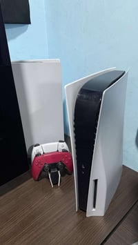 جهازين PS5 عادي مو سلم وهارد 1 تيرا ثنينهن استخدامهن قليل اغلب الوقت م...