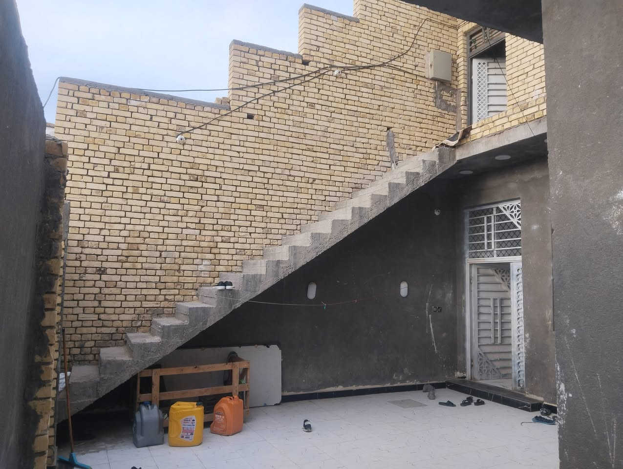 #بيت للبيع
مساحة ٢٠٠ متر 

بناء حديث ٢٠٢٥ طابقين كونكريت مسلح 

الطابق الأول يحتوي على استقبال و مطبخ و غرفتين و صحيات داخليه و خارجيه و منور 

الطابق الثاني يحتوي على شقتين إماميه و خلفيه 

الاماميه الدرج خارجي غرفتين و مطبخ و صاله وصحيات 

الشقه الخلفيه داخل البيت طابق ثاني درجها داخلي تحتوي على غرفتين مطبخ و صاله و صحيات 

#البيت مطلوب إسكان 

#العنوان 

الناصريه حي اريدو قرب مدرسة ابي تراب 

للاستفسار و التواصل على 

الرقم *********** وبي وتساب
