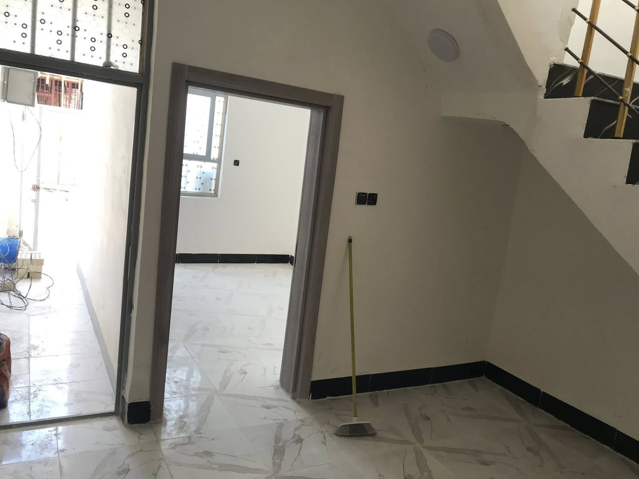 سلام عليكم
(( للبيع  ))

دار مساحته  50 متر في حي عين الحياه نهايه شارع الجاير يحتوي البيت على  ستقبال وصاله ومطبخ ومنور وصحيات داخليه وخارجيه اما الطابق الثاني يحتوي على غرفه وصاله وصحيات نوع البناء طابوق جمهوري عرض الفرع 10 متر تبليط يصلح سكن او حسينية للزوار يبعد عن الامام ما يقارب 2 كيلو  

نوع العقار قرار محكمه سند 25 مداور باسم المشتري 

للستفسار ، ***********
