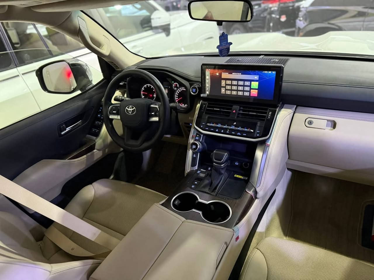 السلام عليكم 
لاندكروز 2024 Gxr بريم اصلية 
السيارة محرك 3.5 تون تيربو 
مبدلين مازدات مال VX 
مكفولة كفالة عامة من الصبغ والبارد 
ماشية 16 الف كيلو متر 
سعرها 75 الف دولار وبيها مجال بسيط 
مكانها معارض النهضة شركة اللامي 
للاستفسار اكثر:
***********
***********
