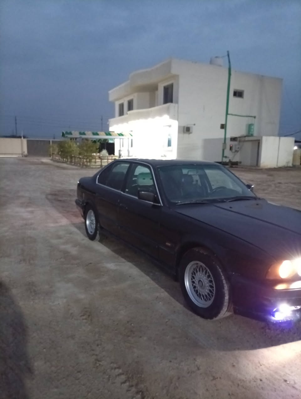 سلام عليكم بيم 535 موديل 89 سياره حلوه رقم بغداد السعر 60 وبيه مجال الشراي يتصل ***********
