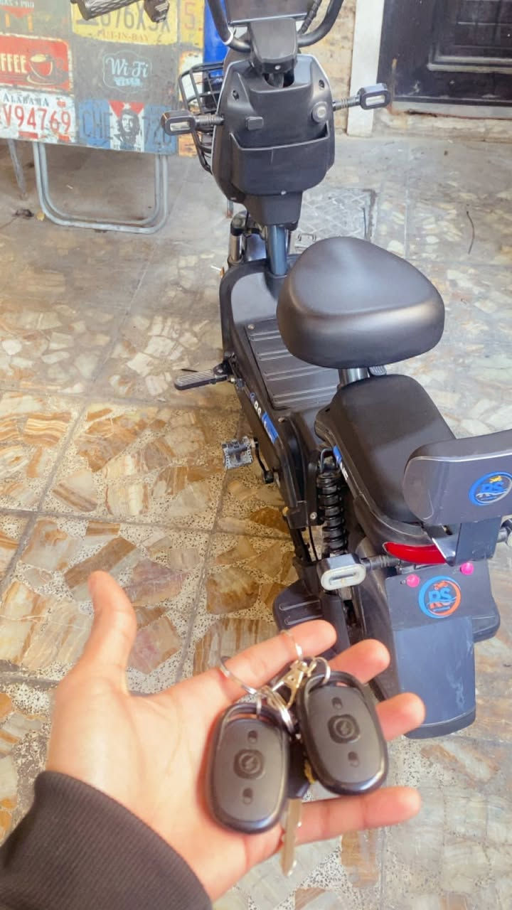 سلام عليكم دراجه شحن ماعرف نوعها مثل ما بالصوره جاهزه تشغيل عن بعد سويجين 3سرع  تمشي 40حقيقي عمليه وتتحمل وزن 100كيلو  تاير خلفي جديد توني شاده  مكاني بغداد الشعب شارع عدن
***********
 السعر 210
