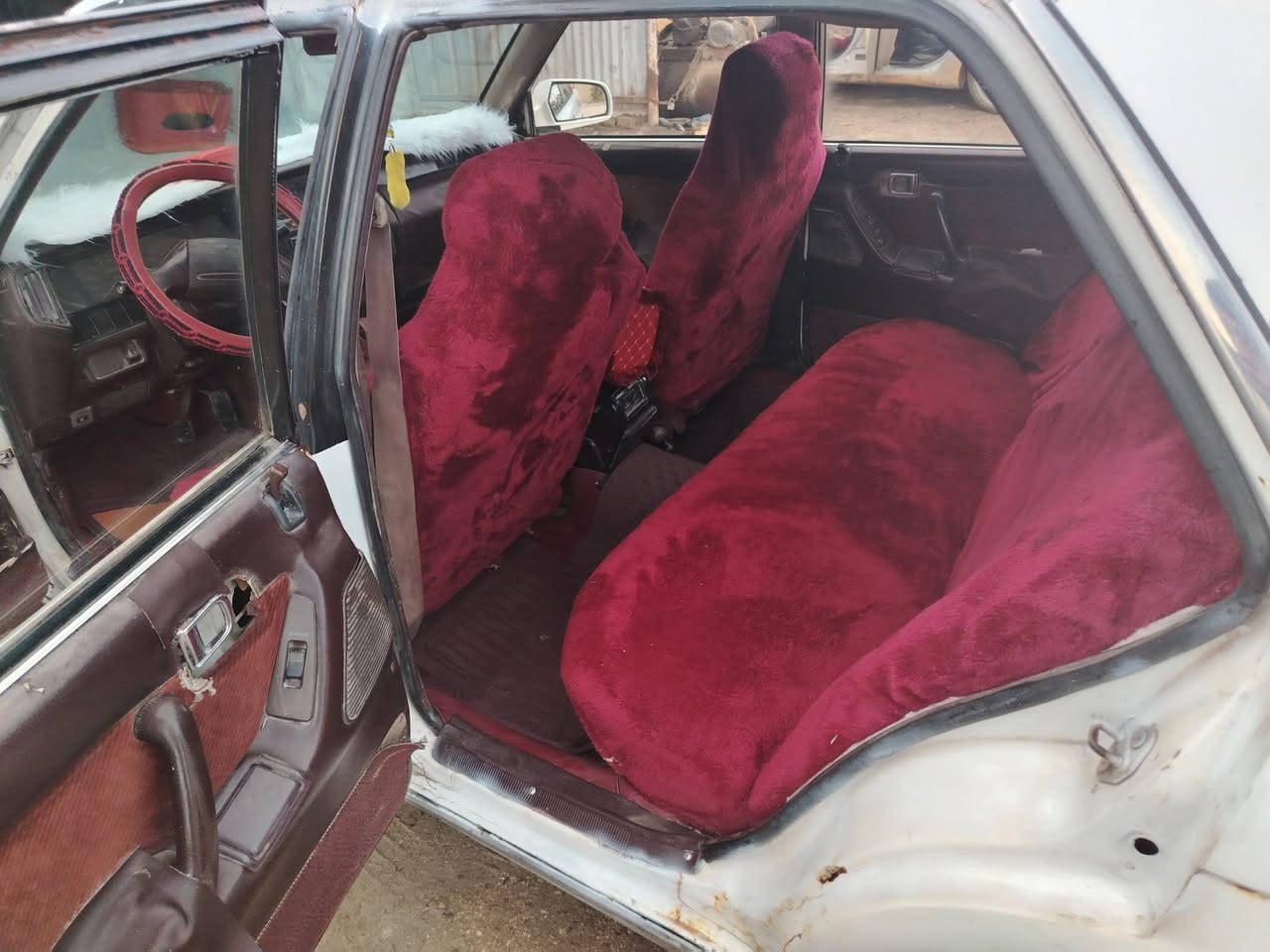 السلام عليكم سياره سيدان للبيع موديل 89 محرك بطه اثنين ونص رقم انكليزي  مداور ثاني يوم سياره مصفره مكان السماوه والوركاء سعر السياره 55 وبيها مجال رقم الموبايل ***********
