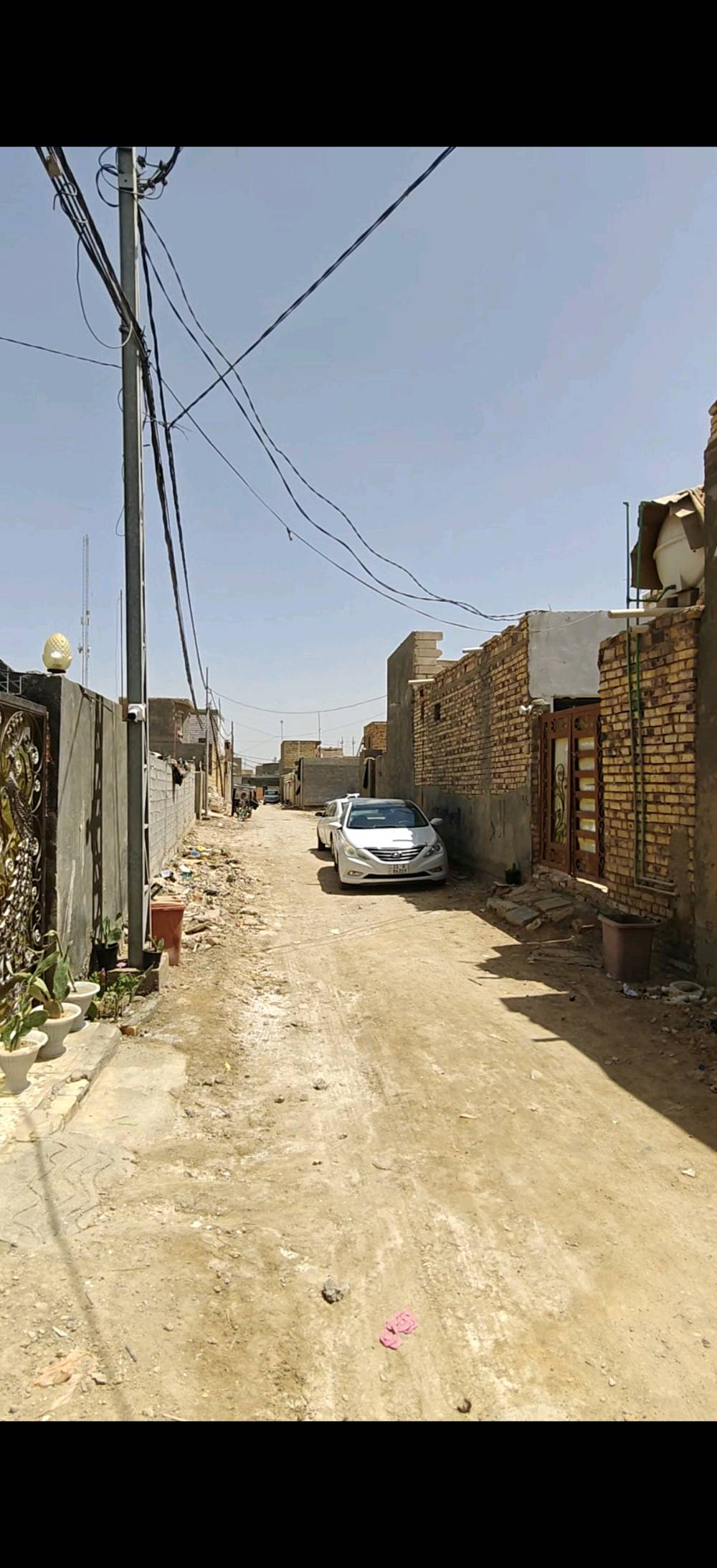 بيت للبيع  100 متر مربع 10×10
النجف / قضاء المشخاب حي المعلمين نزله الصناعي قريب على التبليط
مرقم بلدية 
اساس كونكريت مسلح

بناء الطابق الاول طابوق وسقف كونكريت مسلح

يتكون من صحيات داخليه وخارجيه و استقبال ومطبخ مفتوح على الصاله وغرفه نوم.

والطابق الثاني بناء ثرمستون و سقف كونكريت مسلح يتكون من صاله جبيره وصحيات.

تأسيس ماء ومجاري كامل مع صبه الارضيه سكريد. يعني مباشر طبك ارضيه بالمادة

تأسيس كهرباء بواري دفن

ملبوخ داخل وخارج اسمنت. والحمامات والمطبخ ملبوخ مساطر.

***********