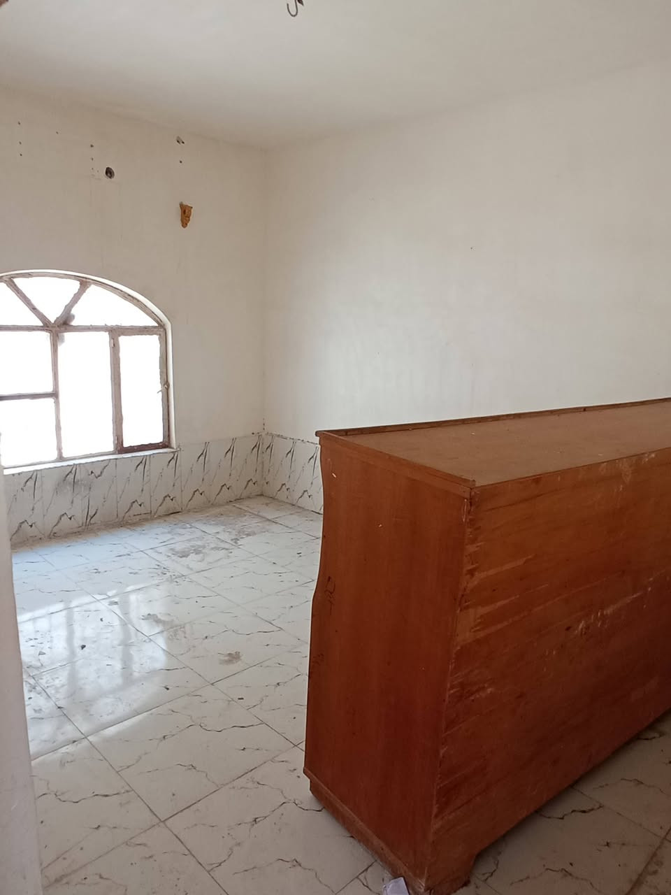 سلام عليكم اخوتي بيت طابو زراعي سند25 مساحه 170 يحتوي على طابق ارضي غرفه نوم واحده هول واستقبال ومطبخ مجمع صحيات داخلي خارجي طابق ثاني غرفه نوم مبنيه باقي بس سقف وتكمل موقع الهاشميه  مقابيل فلكه السياحي بفرع مجمع الافرشه للاستفسار الاتصال وبل خدمه ***********
