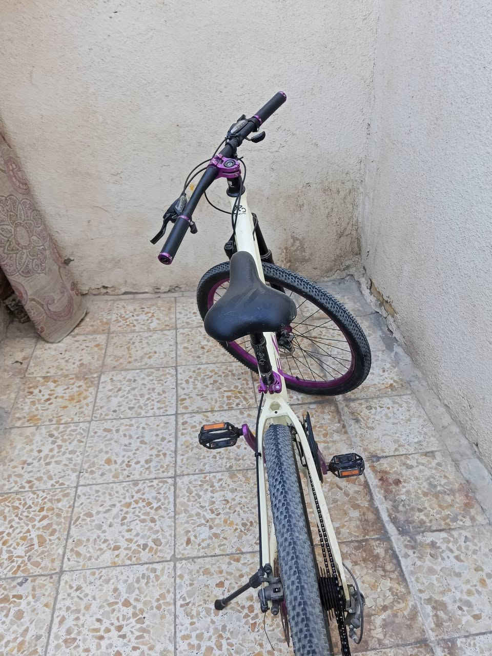 بايسكل جبلي حجم 26 
استخدام قليل بداله امامي 3 خلفي 7 
السعر 140 وبي مجال 
***********
*********** للأستفسار
