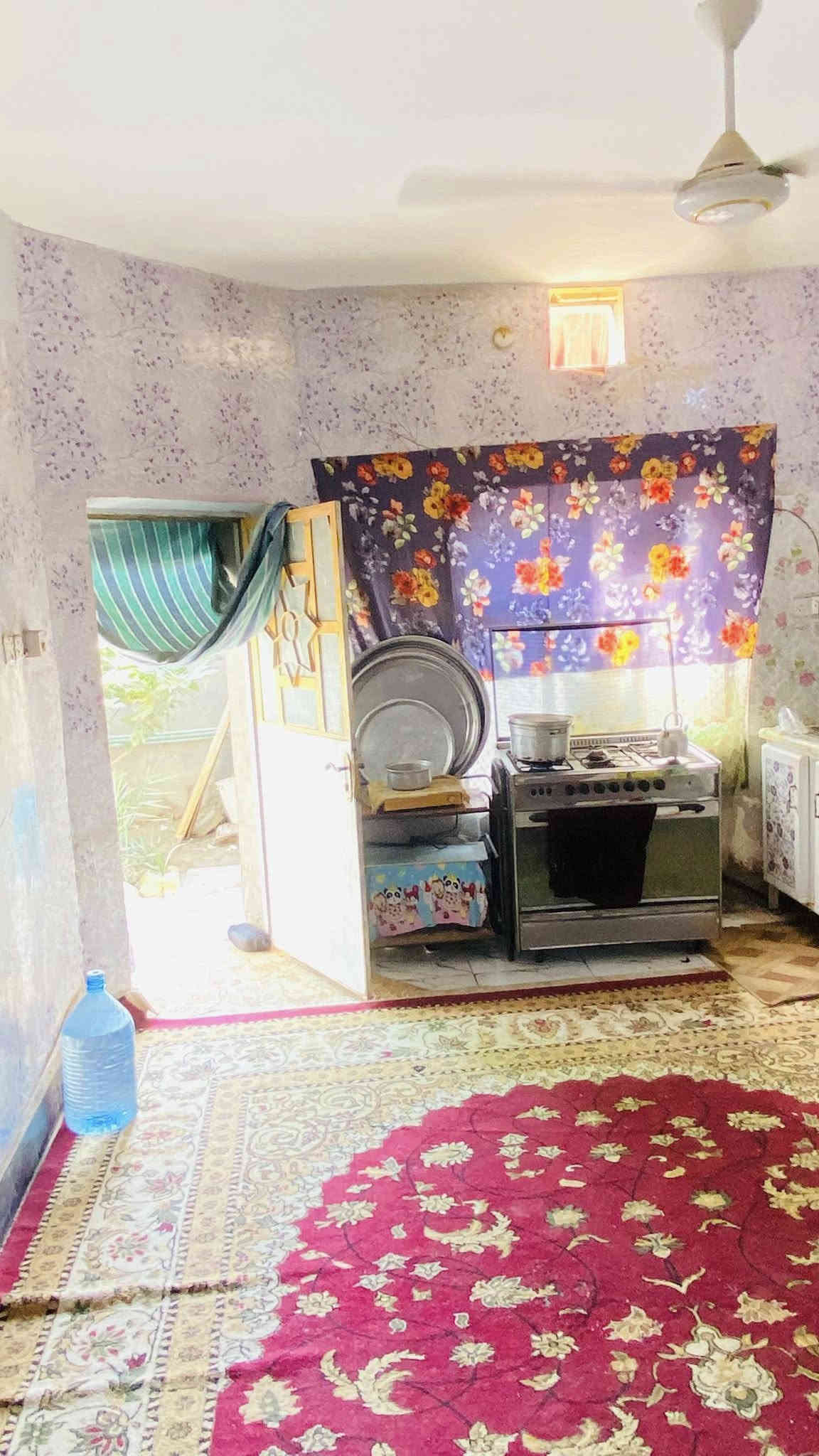 سلام عليكم 
بيت عد ال معالي  ركن
مساحته ٢٢٠ 
يبعد عن شارع العام ١٠٠ م
يتكون من اربع غرف اثنين جوه واثنين فوك 
صحيات داخليه وخارجيه 
حديقه وكراج 
السعر خاص  ***********
