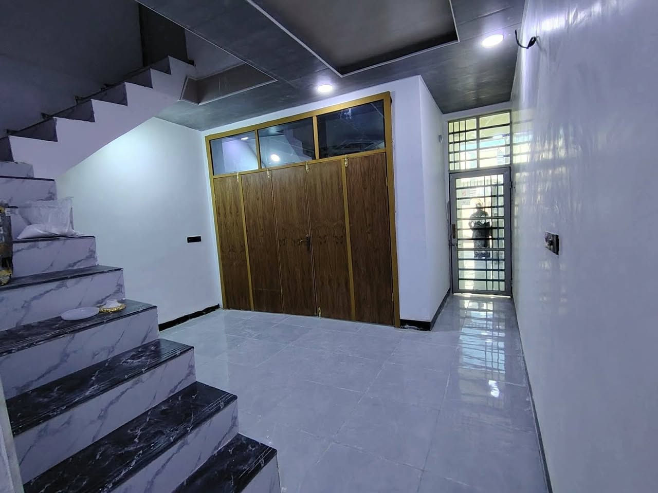 دار لايجار المساحة, 75متر
سعر 200 قفل
بناء حديث ودرجه أولى جاهز للسكن 
 يحتوي البيت عله غرفه وصاله ومطبخ وحمام
 موقع مميز مقابل ملحق قريه الغدير عله شارع الصب 

للستفسار اتصال او واتساب 
‏‪  ***********
