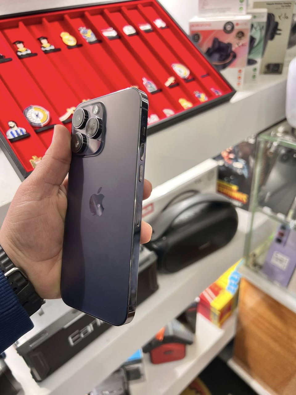 سلام عليكم
14 برو ماكس 
اللون المميز  بنفسجي
شرق اوسط ماستر 
حته الكارتونه موجوده
ذاكره 256
بطاريه 84
جهاز كلش نظيف شخط واحد مابيه 
سعره950

بغداد حي العامل 
***********
