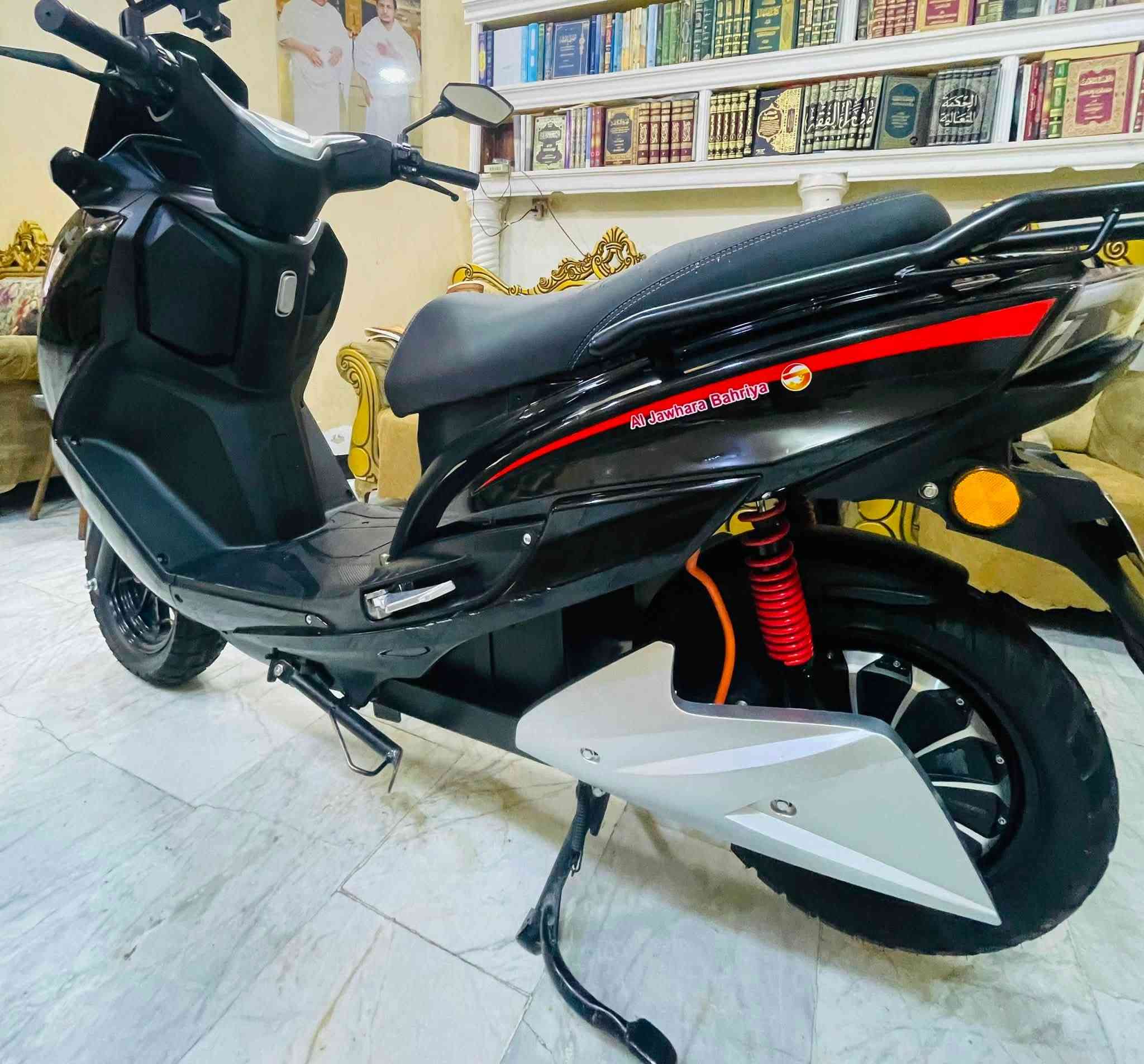 سلام عليكم 
دراجه تي ماكس للبيع 
6 بطاريت كرافين 
ملف 2500W
نضام بارك P 
نضام رجوع للحلف R 
بريك  ABS امامي خلفي 
لد امامي خلفي متغير 
سعر 950 الف وبيها مجال 
مكان : بغداد الجديده 
للاستفسار :***********
