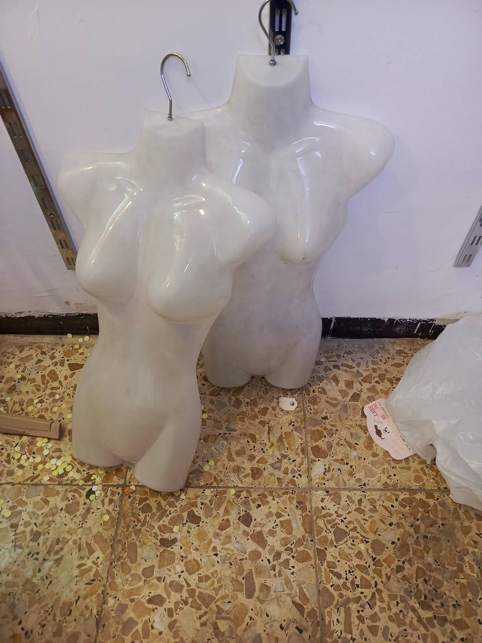 ستاندات حديد تفصال تلث احجام كلهن ب75
ستاند دوارمثل ممبين بالصورة نظافة ب75
مليكانات عدد 3 الوحدة ب15
مليكانة تعليك عدد 2ب8
مكاني كريعات


**إذا كنت صاحب هذا الإعلان وتريد حذفه لأي سبب، رجاءا أرسل رسالة إلى الدعم الفني**