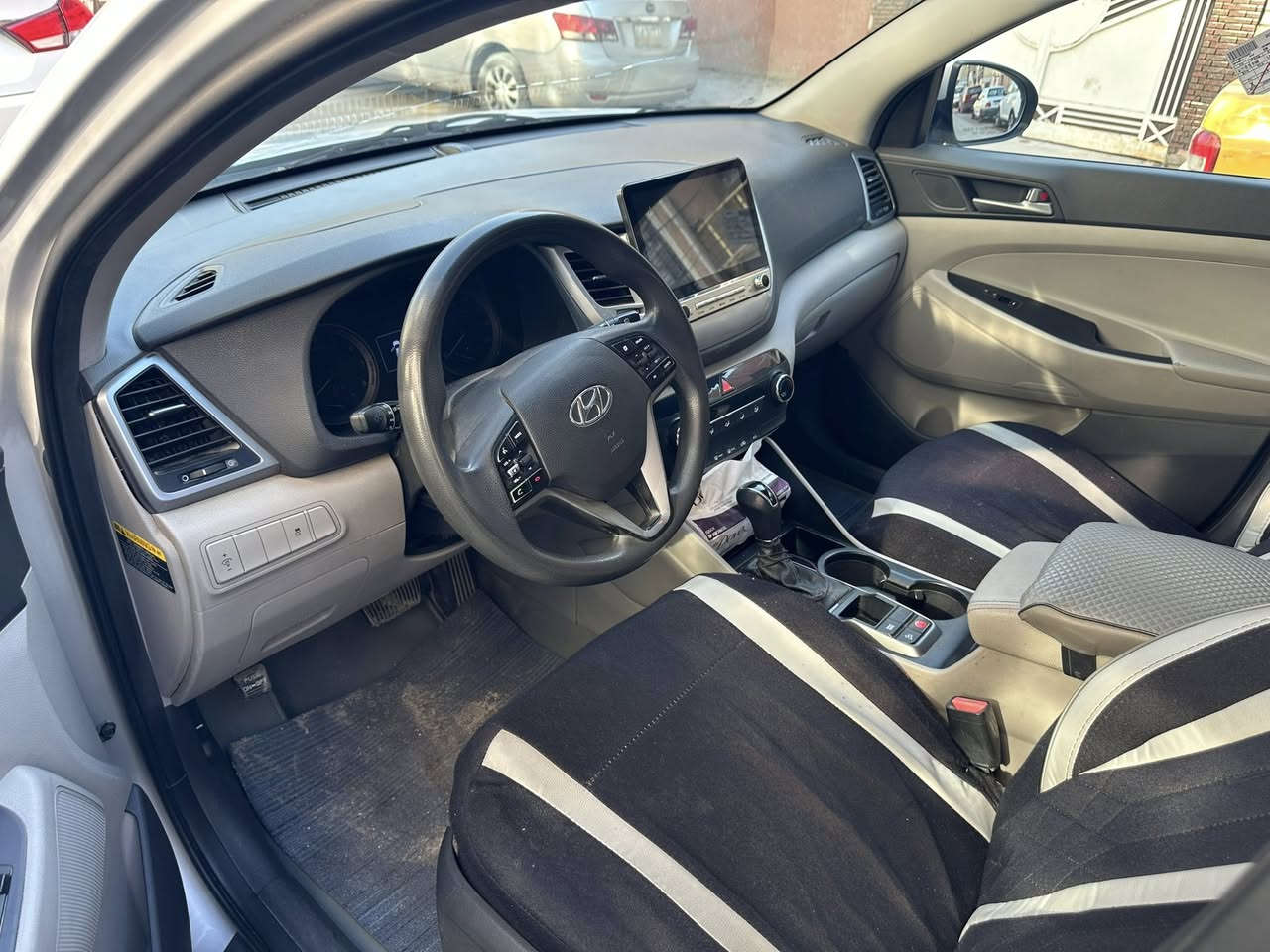 السلام عليكم ..
توسان 2017 
ماشيه 90 m
مواصفات نص فول 
مكفوله من صبغ عدا بارد بل بنيد 
رقم ***********
السعر 153$
