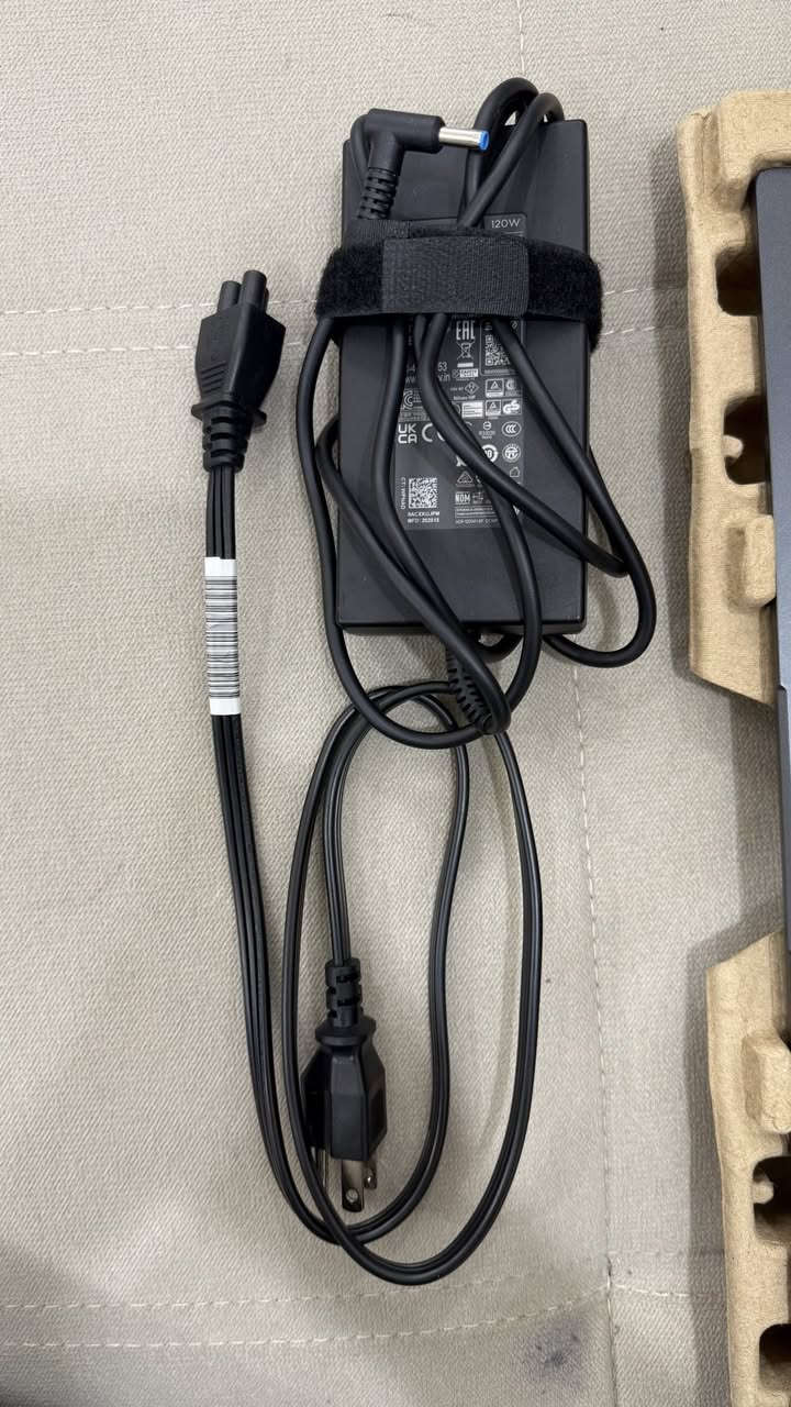 اسلام عليكم
اخوان الابتوب مكفول من ناحيه كسور او تصليح و النضافه واضحه بالصور 

🔥 لابتوب ألعاب قوي للبيع — شبه جديد 🔥
💻 HP Victus 15-fb3093dx Gaming Laptop
المواصفات:
⚡ المعالج: AMD Ryzen 7 7445HS بسرعة تصل إلى 4.7GHz (أداء قوي للألعاب والبرامج الثقيلة) �
CompuMe
🎮 كرت الشاشة: NVIDIA GeForce RTX 4050 6GB يشغل الألعاب الحديثة بسلاسة عالية �
CompuMe
🧠 الرام: 16GB DDR5 سريع جداً وقابل للترقية �
CompuMe
💾 التخزين: SSD NVMe 512GB سرعة إقلاع وتشغيل ممتازة �
CompuMe
🖥 الشاشة: 15.6 بوصة FHD IPS – 144Hz صورة ناعمة وممتازة للألعاب �
Manuals+
⌨️ كيبورد بإضاءة خلفية (Backlit)
📶 Wi-Fi 6 + Bluetooth
🎥 كاميرا HD مدمجة
⚙️ النظام: Windows 11 أصلي
🔋 بطارية قوية تدوم حتى 7 ساعات تقريباً حسب الاستخدام �
Manuals+
📦 الحالة: نظيف جداً / استخدام خفيف
🔌 الشاحن الأصلي موجود
📸 الجهاز على التجربة والفحص قبل الشراء
🎮 مناسب للألعاب مثل:
GTA V – Warzone – Fortnite – Valorant – PUBG وغيرها.
💰 السعر: مليون و٧٥ الف
📍 المكان: الموصل
📩 للتواصل خاص أو واتساب ***********
