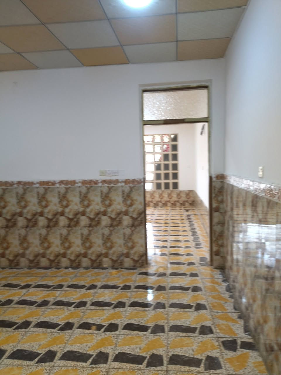 بسم الله الرحمن الرحيم                                                     يوجد شقة للايجار مساحة ١٠٠ متر طابق ثاني في حي ميسان منطقة ٢٢ موقع مميز قرب تقاطع بوريات على شارع عام تفاصيل بناء ٢ غرف نوم وصاله ومطبخ وصحيات نظيفة جدا سراميك وسقوف ثانوي مبلغ اجار ٢٢٥ الف ملاحظة أجور ماء وكهرباء من ضمن اجار مطلوب عائلة صغيرة للاستفسار مكتب العبدلي للعقار موبايل *********** اطلب ونحن بلخدمة للاستفسار
