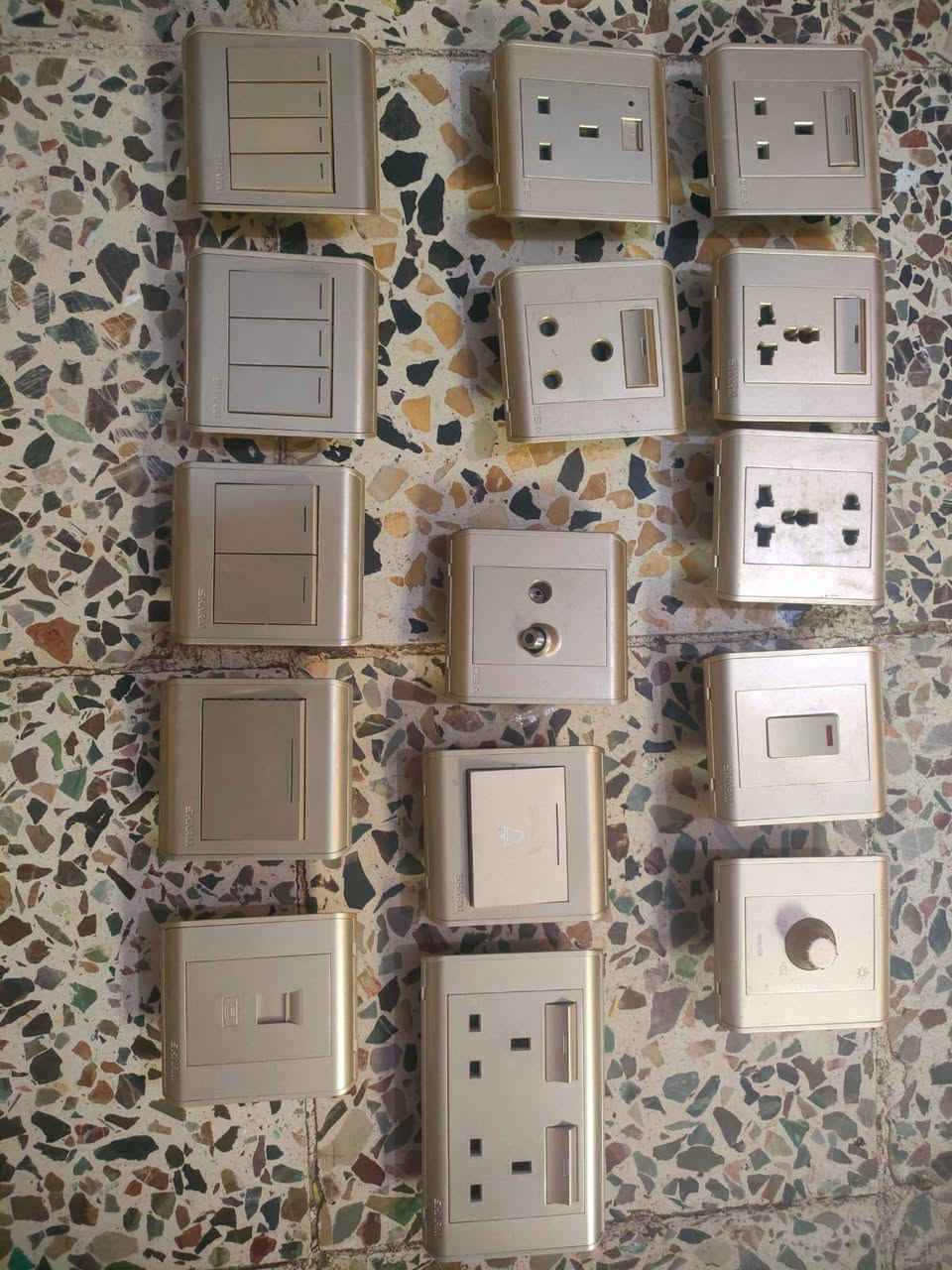 بلك سويج وسويجات شلع البيع 400كارتون. وجوه سعر السوك والصين فلس ونص شلع البيع علا 550دينار كوله أصلي والله شاهد ضمانهن 25سنه مستعجل عل بيع عندي ضرف طارئ. البيع شلع.
بلك سويج 
سويج أحادي 
سويج ثنائي 
سويج ثلاثي 
سويج رباعي 
دمر مروحه 
سخان 
ستلايت 
انترنت 
البيع شلع.رقم تلفون ***********
