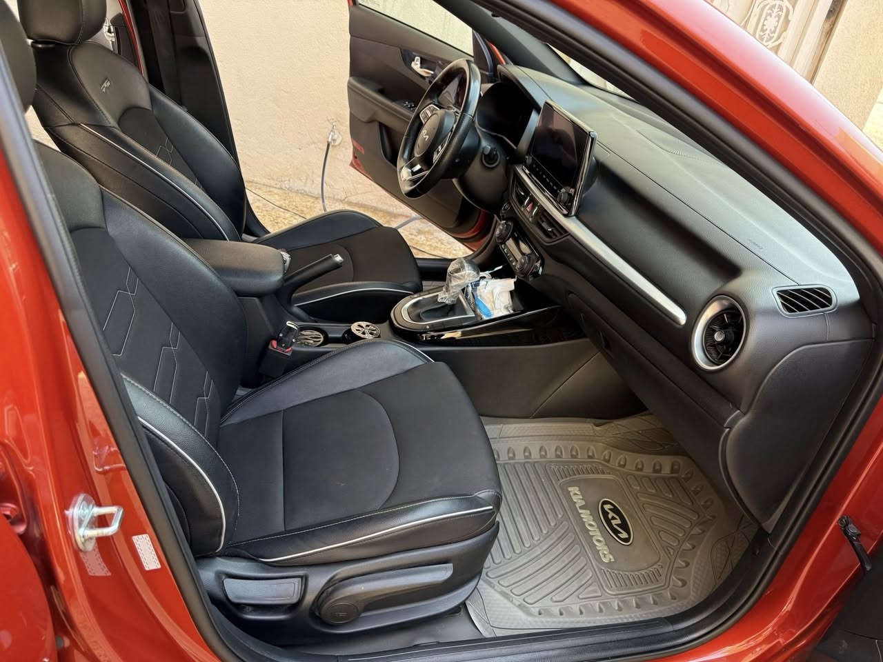 السلام عليكم من رخصة الادمن كيا فورتي جيتي لاين موديل 23مكينه 2000 وارد امريكي حادثها باب الخلفي وشويا من الجاملغ بدون ايرباك السياره جاهزه تخم تاير جديد رقم بغداد بسمي صور الحادث مرفقه بل منشور السعر 155 وبيها مجال حك الجية العنوان بغداد التاجيات ***********
