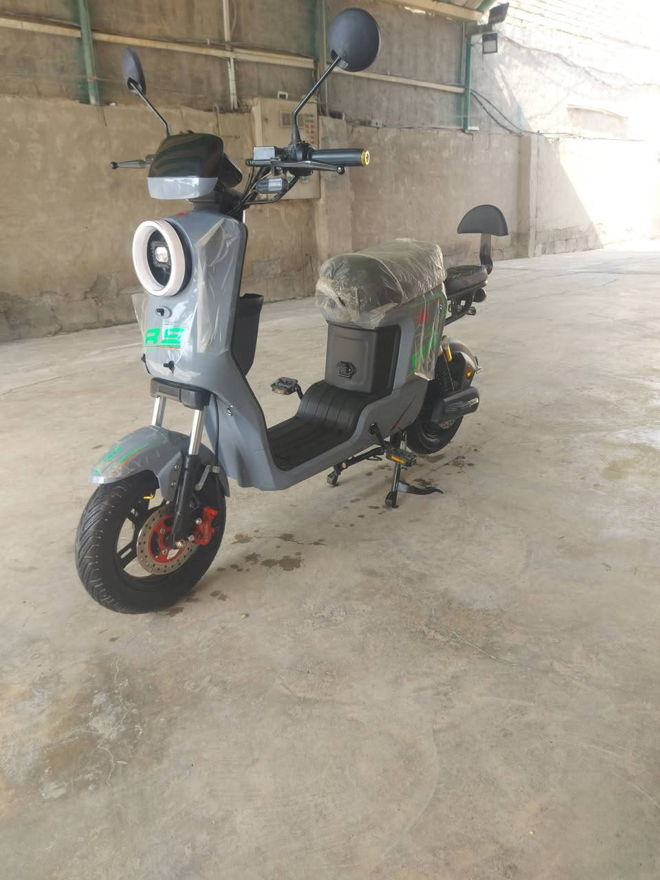 سلام عليكم دراجه شحن R9 موديل 2026 دراجه جديده بمعنى الكلمه فول مواصفات بصمتين تشغيل عن بعد بك رجوع لخلف فول معروف مواصفات R9 السعر 525 وبيها مجال حك الجيه بغداد المعامل حي النصر ***********
