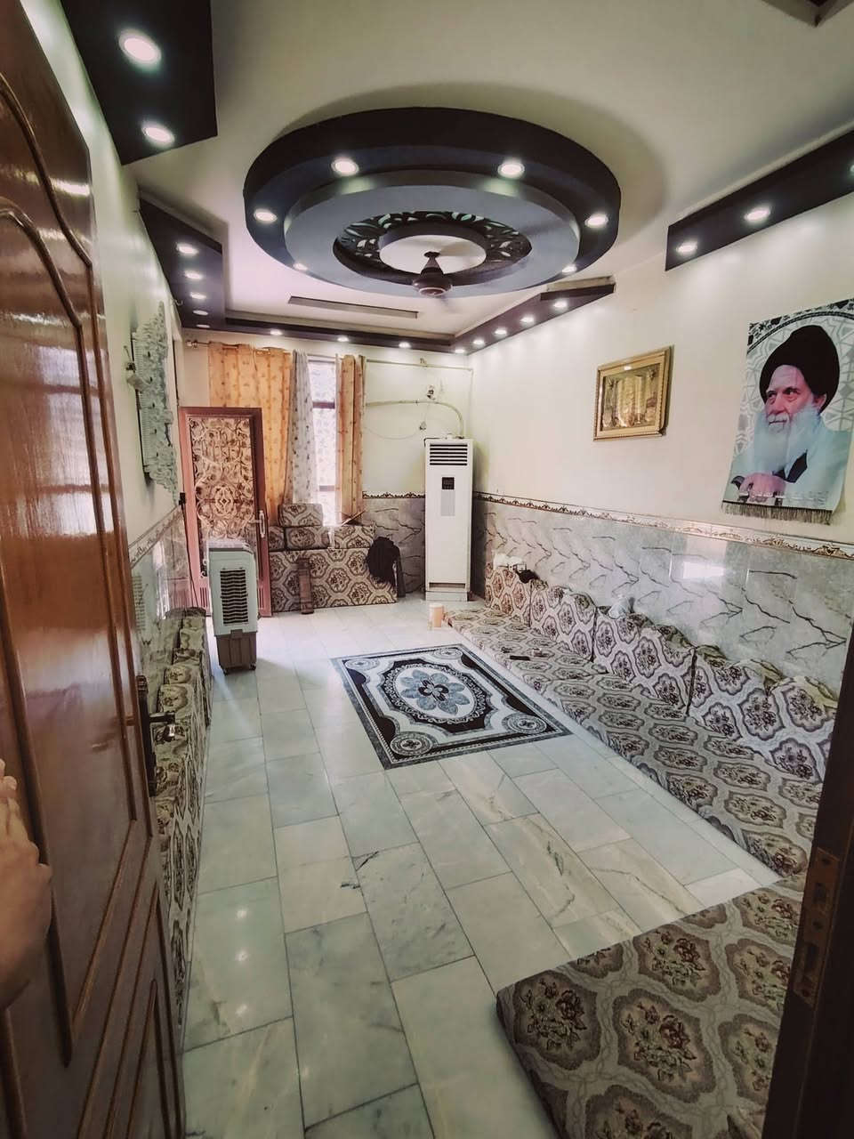 سلام عليكم بيت للبيع طابو صرف مساحه 75الطابق الاول  يحتوي على استقبال وحمام وصحيات بره وحمام وصحيات ومنور جوه وصاله ومطبخ  الطابق الثاني غرفتين وصاله وحمام وصحيات بناء حديث مرمر وسيراميك صب كونكريت مكان كربلاء المقدسة حي النضال قرب المستوصف السعر  88 وبيه مجال للشراي  رقم الهاتف *********** شارع عشرين عليه تبليط كامل كهرباء ومجاري وماء
