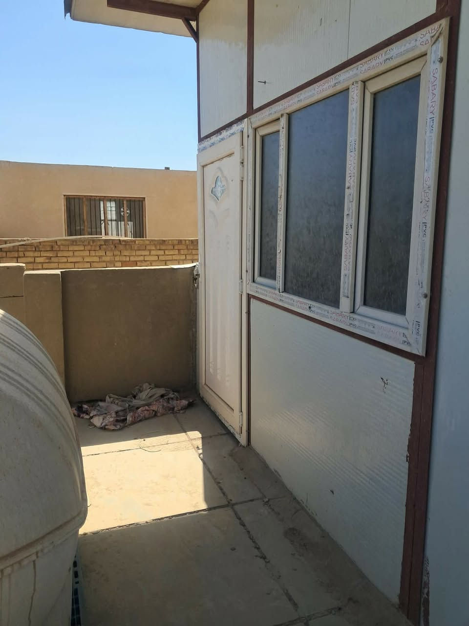 سلام عليكم
المساحه 4×4 
مغلف من الداخل
شباك 2
سقف ثانوي مع مروحات


**إذا كنت صاحب هذا الإعلان وتريد حذفه لأي سبب، رجاءا أرسل رسالة إلى الدعم الفني**