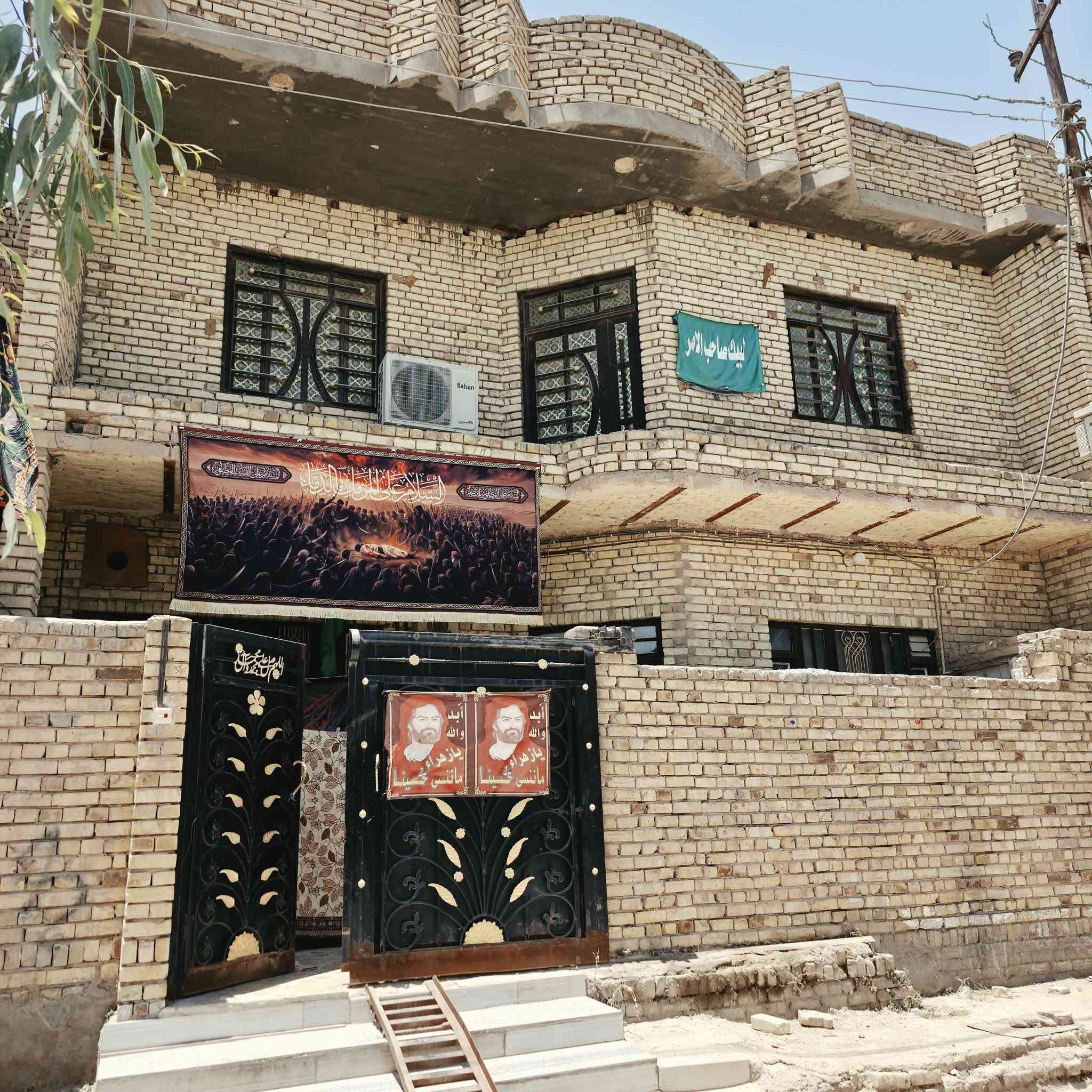 السلام عليكم 
بيت 100 م مربع ( 10 × 10 ) بالخضراء طابقين 
الاول كامل وجاهز غرفة واستقبال ومطبخ وصحيات وصاله 
الطابق الثاني نفس الشي بس بدون لبخ ولا ارضية 
بناء 2016 مو حديث 
حي الخضراء خلف المدارس ثاني فرع مقابل القطاع وقرب قاعة البارون 
***********
