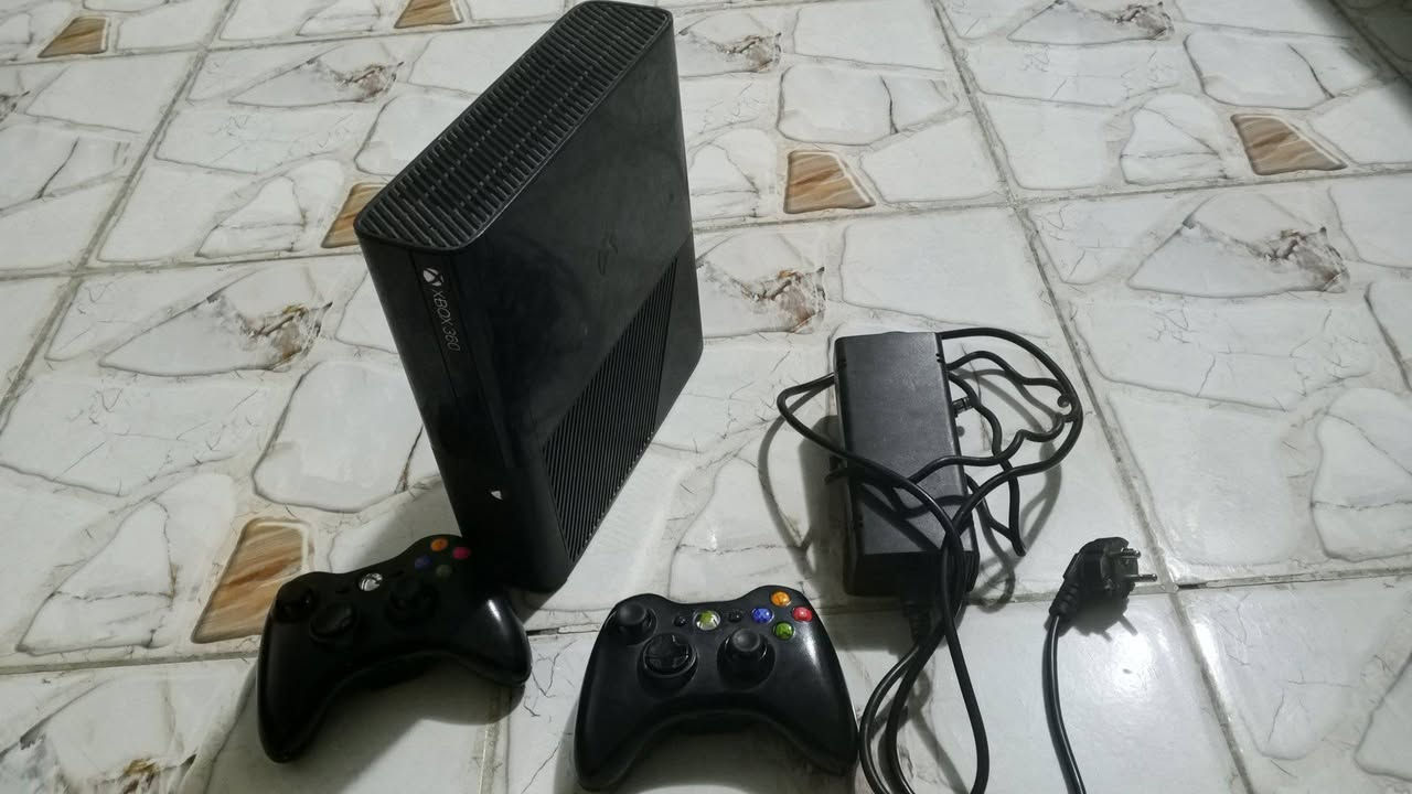 اكسبوكس x360 نظيف جدآ مهكر يحتوي على العاب درايفر وكرة القدم وكثير من الالعاب مع يدات عدد 2
السعر 160 وبي مجال 
***********
***********
