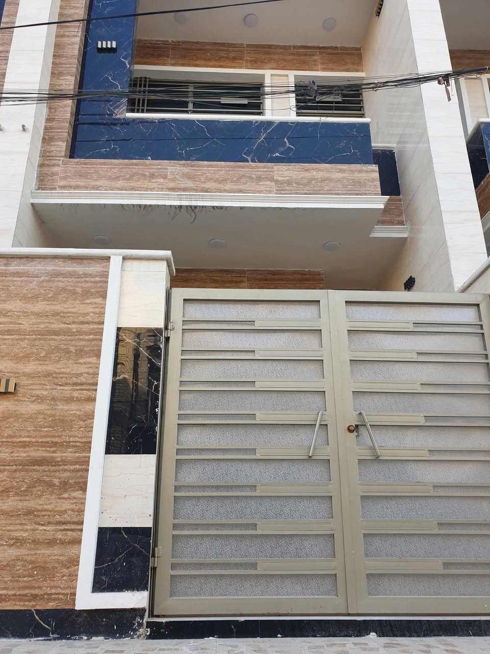 الدار للبيع 80 متر
_ واجهة ٤ نزال ٢٠
_ مدخلين 
_ الطابق الارضي  هول ومطبخ وغرفة وخدمات
_ الطابق الثاني غرفتين وخدمات
_ بناء ٢٠٢٥ 
_ العنوان الشعب حي أور الشارع العريض مقابل الدفاع المدني قرب المركز الصحي
_ للإستفسار أكثر واتساب فقط
***********
