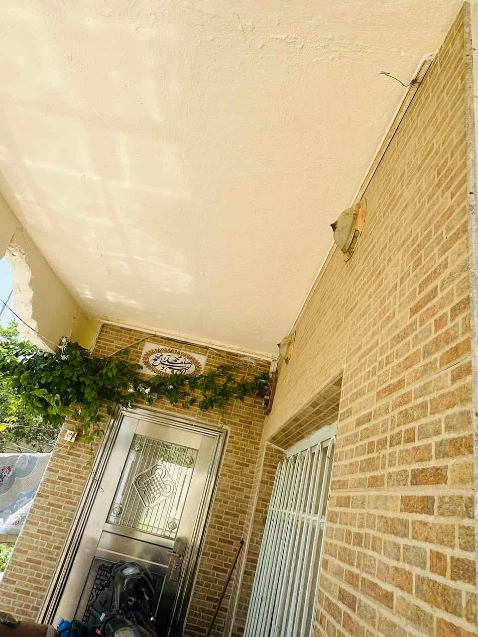 📢#اعلان عقار للبيع 

السلام عليكم ورحمه الله وبركاته

▪️الموقع 🗺️ : حي الصدر الاول

▪️المساحة ⛳ : ٢٦٩ متر  ركن على شارعين   

▪️تفاصيل اخرى :  
- يحتوي على (٤) غرف نوم 
واحدة من الغرف نظام سويت تحتوي على صحيات 
- استقبال
-صالة كبيرة 
- كراج 
- حديقة كبيرة 
- مجمع صحيات داخليه 
-مجمع صحيات خارجية 
- السقف كونكريت 
- ارضية البيت كرانيت 

كافة الخدمات (تبليط - ارصفة - مجاري )

للتواصل ***********
