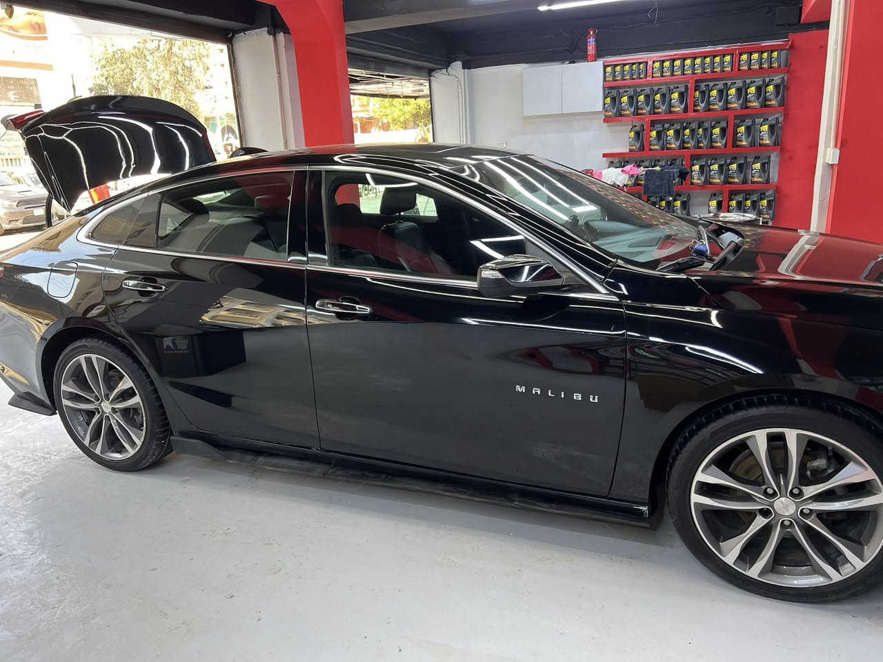 سيارة للبيع في بغداد (شوفرليت ماليبو بريمير 2020)
للبيع.. ماليبو بريمير موديل 2020 .
البيانات الأساسية:
• 🚗 النوع: شوفرليت ماليبو (Chevrolet Malibu Premier)
• 📅 الموديل: 2020
• ⚫ اللون: أسود 
• 🛣️ المسافة المقطوعة: 65,000 ميل
أبرز المواصفات (Full Options):
• 🚀 المحرك: 2.0L Turbo (تيربو).
• 🔥 ستيرن هيتر (تدفئة مقود).
• ☀️ فتحة سقف بانوراما.
• 🛋️ كراسي جلد كهربائية (تدفئة وتبريد). الخلفية تدفئة
• 🔑 نظام تشغيل عن بعد + بصمة تشغيل وأبواب.
• 🖥️ شاشة لمس كبيرة (Apple CarPlay & Android Auto).
• 📸 كاميرا خلفية دوارة عالية الدقة.
• 🎶 نظام صوتي متطور مع تحكم ستيرن كامل.
الحادث الجاملغ اليمين مواصلة لا لغد ولا شاصي و مرفقة صور الحادث مصبوغ الجاملغ والبنيد 
السعر المطلوب:
💰 15,200$ (شدة و 53 ورقة)
(قابل للتفاوض بشيء بسيط للجادين)
للمعاينة والتواصل:
📍 الموقع: بغداد - القادسية - مجمع الوزراء.
📞 رقم الهاتف: ***********
