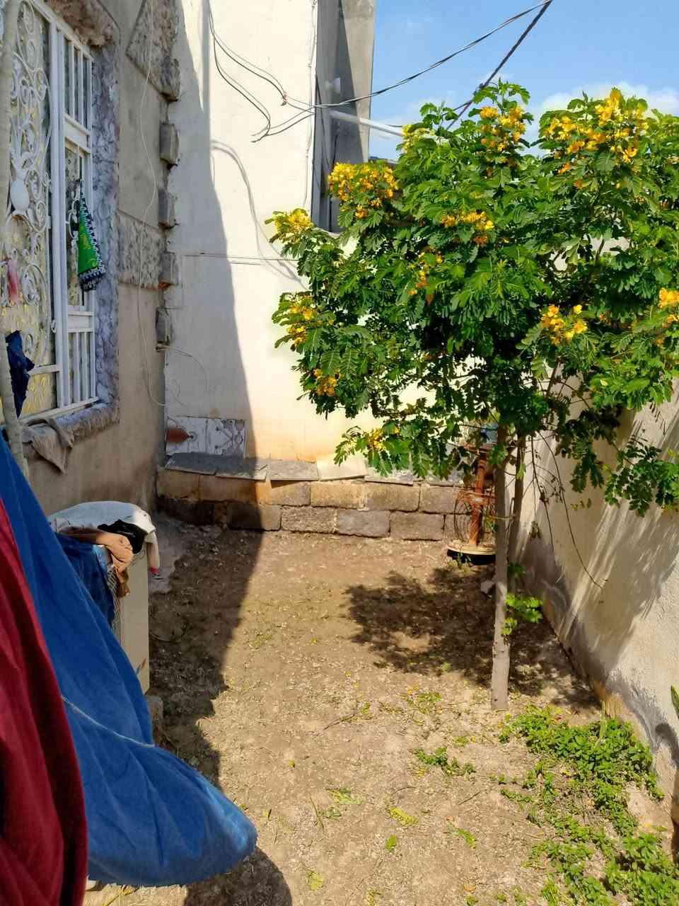 سلام عليكم الدار لبيع مساحه ميتين و خمسه وعشرين متر قرب ملعب هشام زليزل ***********
