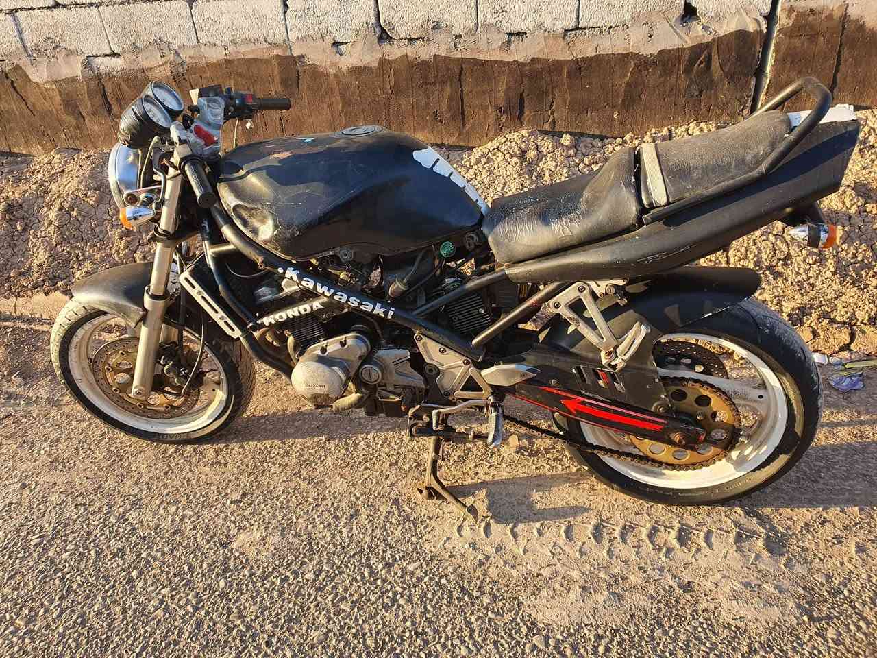 السلام عليكم من رخصة الادمن دراجة بطح بانده عادي مكينة250
دراجة مثل ماگدامكم يرادلها نواعم بسيطة كفرات
دراجة مال جناي مكينة خير من الله لاتنفيص ولا بخار
ركز بالصور زين موضح كلشي بصور
الدراجة تركتها شهر ونص
من رجعتلها سلف ماتشتغل اله ادفعها ماعرف لسبب ليش
تشتغل مثل لساعة معدل صاروخ
بس ماعرف ليش سلف گامت ماتشتغل
كهربايات كلة شغالة
اوراق 6نسخ اصلية گمرك 
الدراجة للبيع فقط سعرها 950
وبيها مجال بسيط حگ لجية
دراجة مال جناي مثل ماذكرت عوزها نواقص بسيطة كفرات
وهاهية مكاني بغداد جسر ديالئ سايد لواحد
رقم ***********
