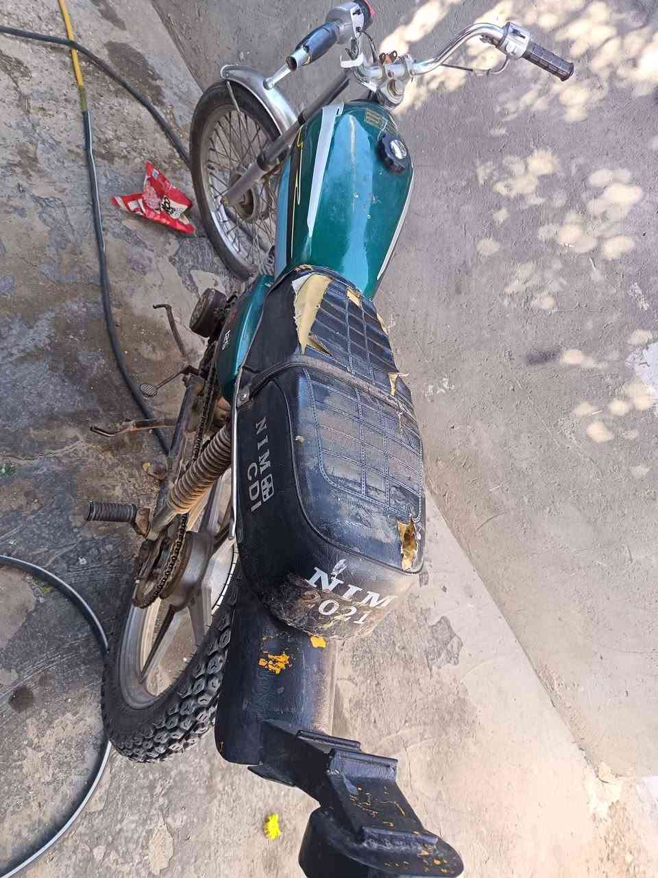 السلام عليكم دراجه للبيع كلك مكفوله سرقه وعشأر تشتغل بس كاطعه نار فقط السعر 100 مكان كوت قضاء الحي *********** للاستفسار
