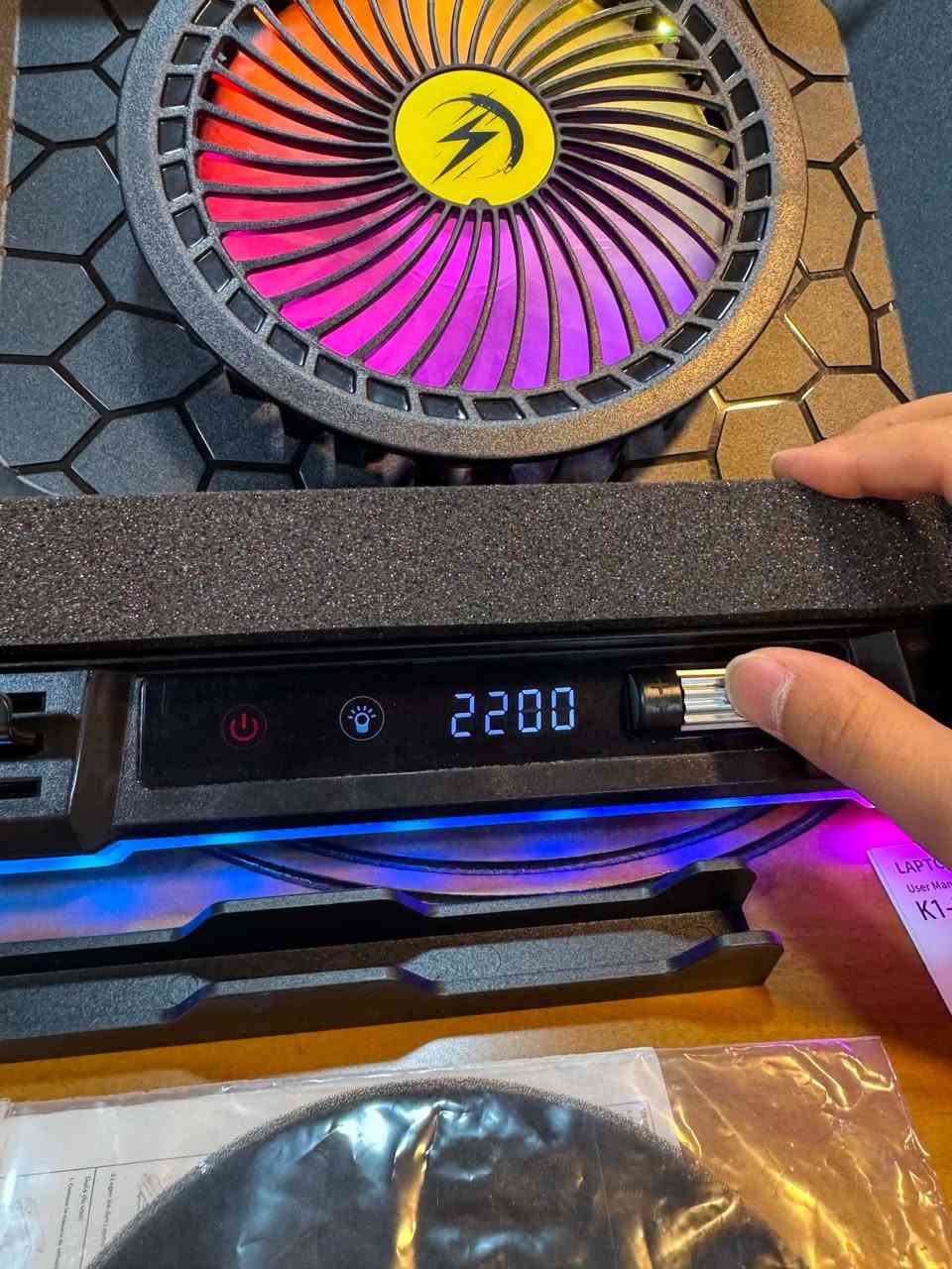 السلام عليكم
قاعدة تبريد لاب توب للألعاب (RGB Gaming Laptop Cooler) موديل K1-5V.المميزات: تحتوي على مروحة توربو كبيرة مقاس 5.5 بوصة، وتتميز بإضاءة RGB، وشاشة LED، وحامل للهاتف.الأداء: توفر تبريداً سريعاً مع سرعة مروحة قابلة للتعديل تتراوح بين 300 و 2200 دورة في الدقيقة.التوافق: مصممة لتناسب أجهزة اللاب توب بمقاسات تتراوح من 15.6 إلى 19.3 بوصة.
جديد ما مستخدم
انطونا سعر وبالعافية 🌹


**إذا كنت صاحب هذا الإعلان وتريد حذفه لأي سبب، رجاءا أرسل رسالة إلى الدعم الفني**