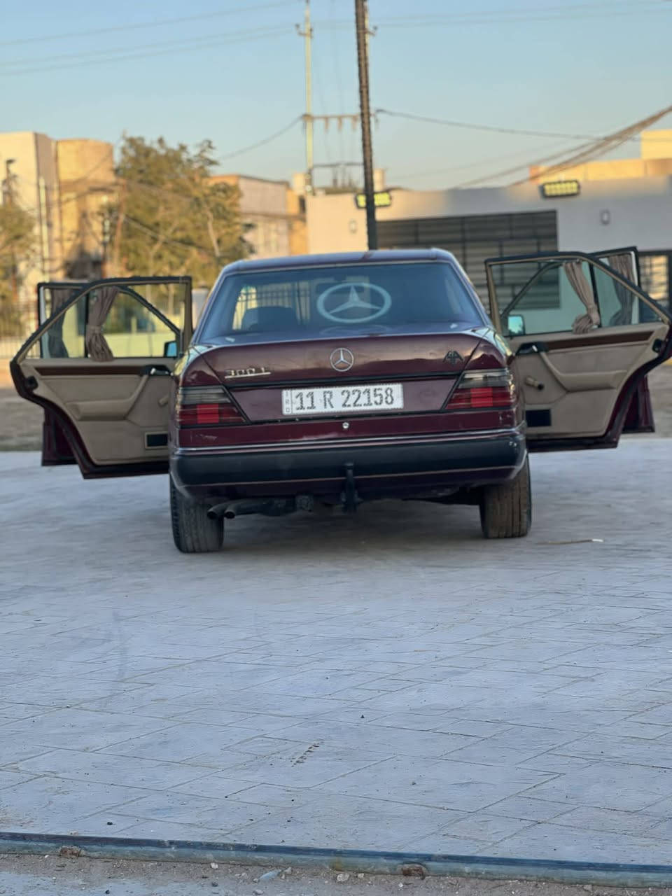 سلام عليكم (بيع أو مراوس بكوري مارسيدس دب 300 مديل 90 مكينه 3000بطه مصبوغه عام جماليه رقم إنكليزي هزه جديده بسمي كهربائيات شغاله تبريد شغال  مكاني نجف السعر70  بها مجال قليل رقم راعي السياره ***********
