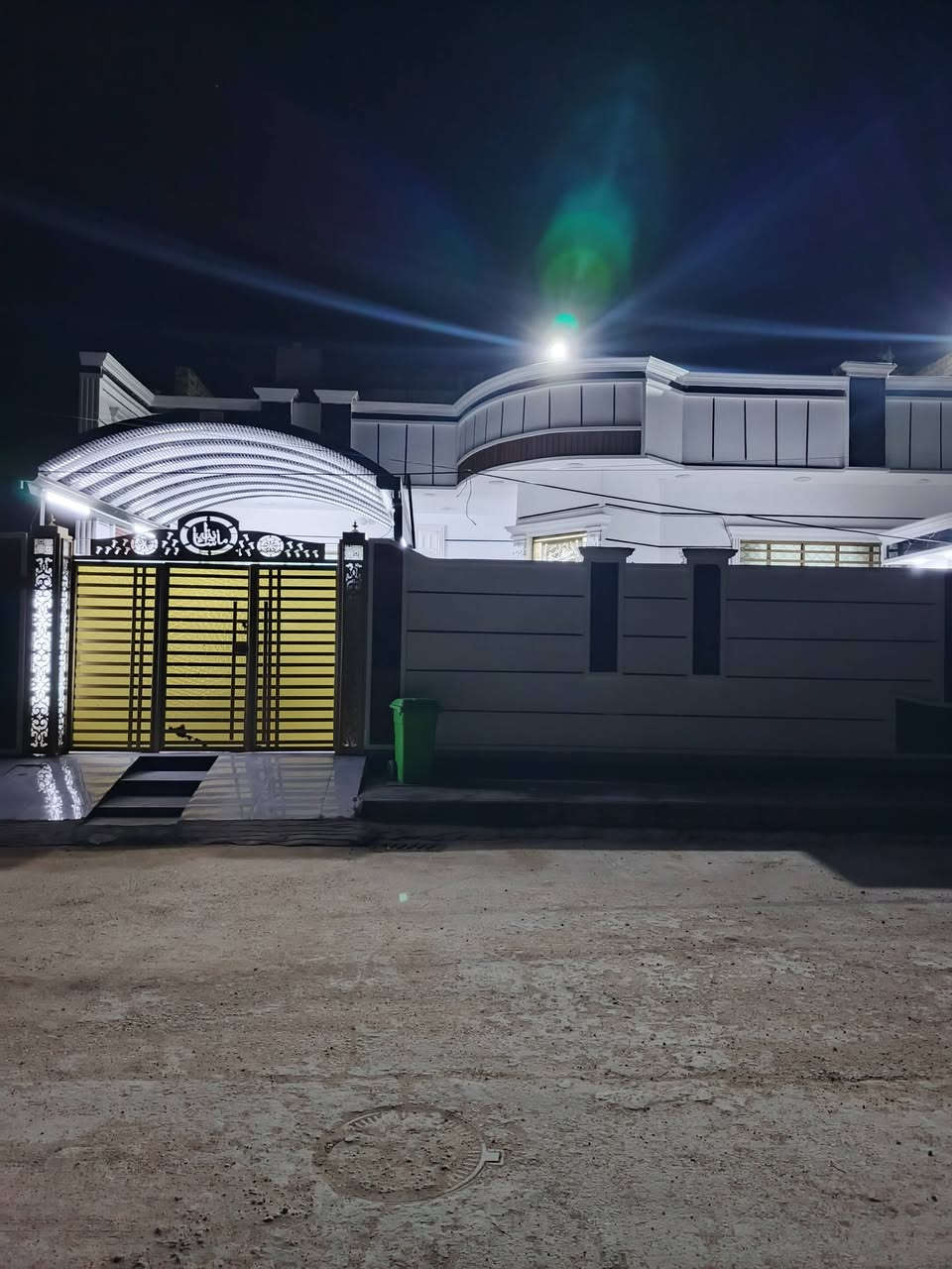 بيت للبيع 250م مربع منطقه ابو شطيب الخمسميات بنزله مال صوره سيد مقتدى حديث درجة اولى يحتوي البيت ع طابق ونص الطابق الاول يتكون من استقبال وصاله ومطبخ حار وبارد وغرفتين مع صحيات والطابق الثاني غرفتين وحمام فقط للاستفسار الاتصال ع الرقم *********** او المراسله واتساب
