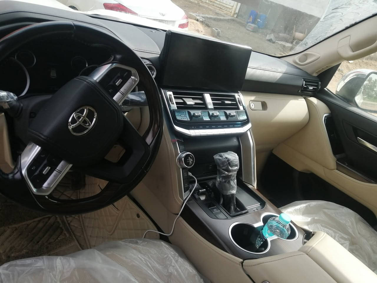 لاندكروز كفاله عامه رقم بغداد تحويل.موديل2022 ماشيه80الف محرك 6. سعر 590 وبيها مجال ***********
