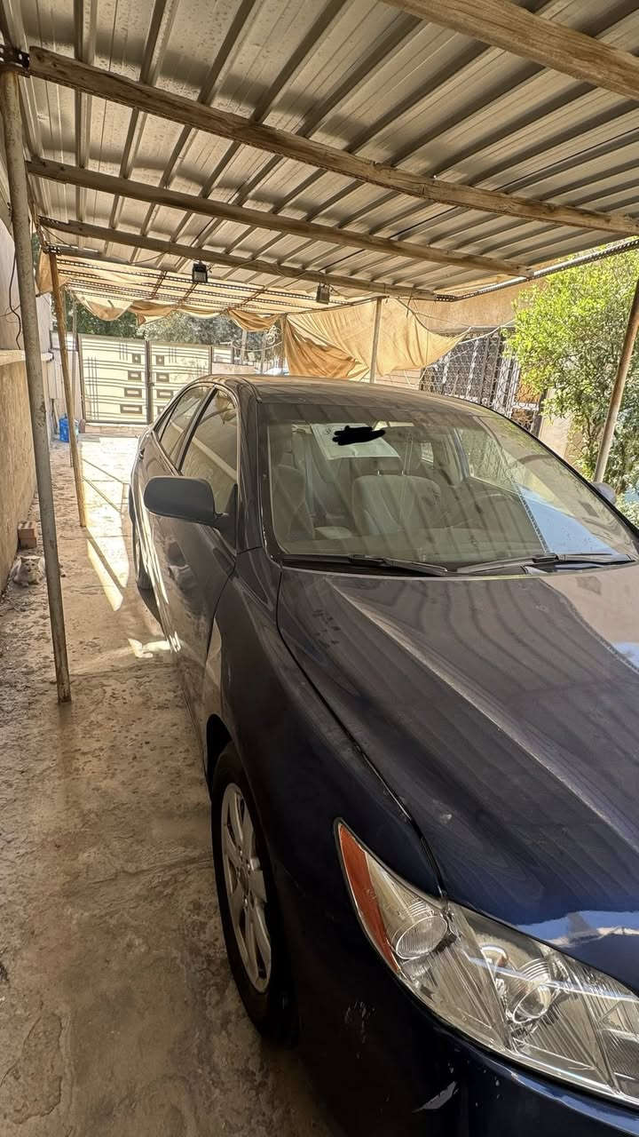 السلام عليكم 
Toyota camry 2007 Le 
وارد امريكي 
حادثها جاملغ امامي من جهة المرايا اليمين
( حاضر للسونار باتفاق الطرفين )

السيارة مصبوغة عام للجمالية لان لونها جان جارد 

للبيع فقط ( بدون مراوس )
محرك 2400
4 سلندر 

"السعر ٧٥ وبيهة مجال للطيبين" 

السيارة عدادها ٩٥ الف كيلو سيارة مال بيت واستعمال قليل
مكفولة من الكير والمكينة والصدر 
تبريدها ممتاز 
اغلب الفلاتر مبدلة جديد 
 
تخم تايرات جديد ، باتري جديد 

صور حادث امريكا غير موجودة فقط  تقرير كارفاكس 

رقمهة صدامي قديم واني اشيل فلوس تحويل الرقم 
السيارة باسم والدي 

للتواصل
***********

عنوان / بغداد / اليرموك
