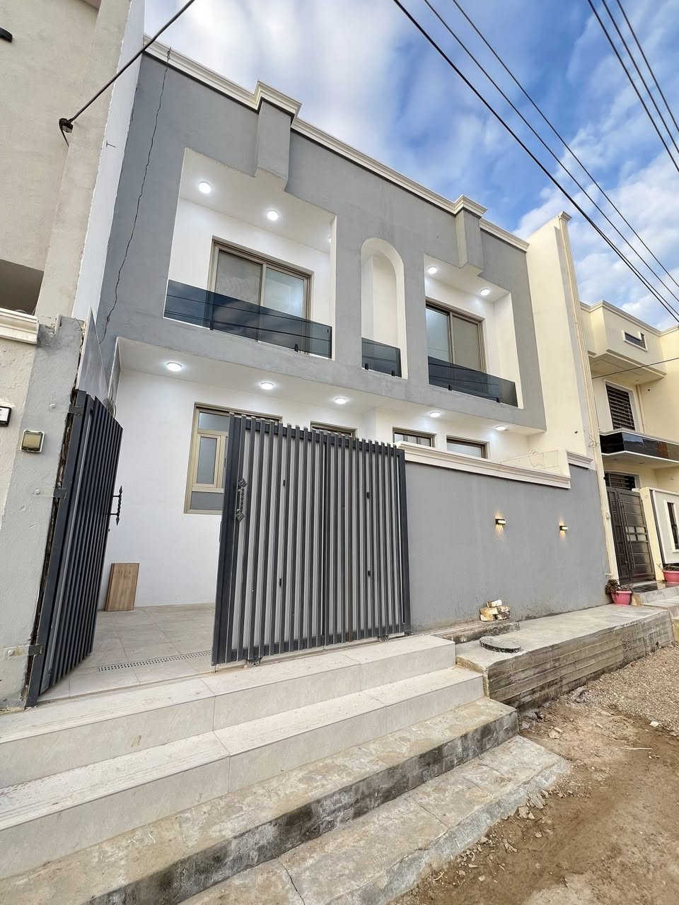 🏠 دار للبيــــــــــع (بناء حديث ممسكون سابقاً)
فـٓــــي نـــــــــادر حـــــــي الزيتــــــون
قـــــــرب شـــــــارع الامـــــام  الحســـــــن ع
شــــــــارع 10م تبليـــــــــط
__________________
المساحــــــة // 117م #طابــــــو #زراعـــــي #سنـــــد25 
الواجهـــــــــة // 9م
النــــــــــــــزال // 13م
__________________

🏗️🧱#الطابــــــــــــــق #الأرضـــــــــي
غرفـــــــــــة وصالــــــــــة وهـــــــــــول ومطبـــــــــخ ومجـمــــــــــع صحيــــــــــات داخلـــــــــي وخارجــــــــي وطارمـــــــــــة  ...

🏗️🧱#الطابــــــــــــــق #الثانـــــــــــــي
غرفتيـــــــــن وهـــــــــول ومجمـــــــــــع صحيــــــــــات ...

__________________💲
 السعــــــــــر 165 مليــــــــــون ممگـــــــــن تفـــــــــــاوض
__________________💲

#مكتـــــــــب
          🏗️🧱أمــــــــلاك بابــــــــل للعقـــــــــار🧱🏗️
#الكائــــــــــن
   شارع_الكرامة_قرب_الضريبة_مقابل_التخطيط_العمراني
          ***********📞☎️📞***********
_____________________________________________
