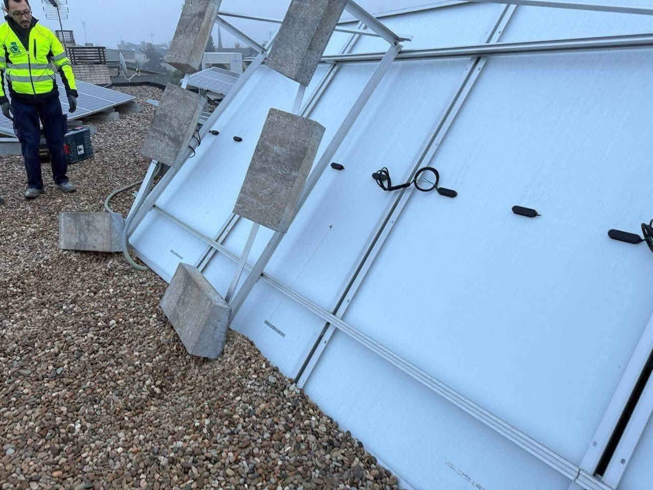 مو كل منظومة متثبّتة بالصب معناها شغلها صح.
المشكلة مو بوجود الصبات، المشكلة شلون اندارت.
أي منظومة ألواح لازم تنفّذ على تخطيط هندسي مدروس ويا معرفة حقيقية بقوى الرياح واتجاهها وزوايا الميل، مو اجتهاد أو تقليد.

قبل لا تسوي صبة لازم ينحسب:
– وزن الصبة المناسب
– عددها ومواقعها
– طريقة ربط الهيكل وياها
– مقاومة الرفع (Uplift) بسبب الرياح

الرياح ما “تدفع” الألواح بس، ترفعها من الأسفل، وإذا التصميم غلط فحتى أثقل صبة راح تفشل مثل ما دا نشوف.

دائمًا نكول:
ابحث عن صاحب الاختصاص، لا تبحث عن الأرخص.
لأن الأرخص ممكن يضيّع فلوسك ويعرّض منظومتك للخطر.

—
وهاي الطريقة الصحيحة باختصار 👇

🔹 تخطيط هندسي يراعي سرعة الرياح بالمنطقة
🔹 اختيار زاوية ميل تقلل الرفع الهوائي
🔹 توزيع الصبات بشكل متوازن مو عشوائي
🔹 ربط ميكانيكي محكم (Clamps / Rails) مو اعتماد وزن فقط
🔹 وفي المشاريع الأكبر: تثبيت كيميائي أو قواعد خرسانية محسوبة

الطاقة الشمسية مو ألواح وبس،
هي هندسة… واللي يهملها يدفع الثمن


**إذا كنت صاحب هذا الإعلان وتريد حذفه لأي سبب، رجاءا أرسل رسالة إلى الدعم الفني**