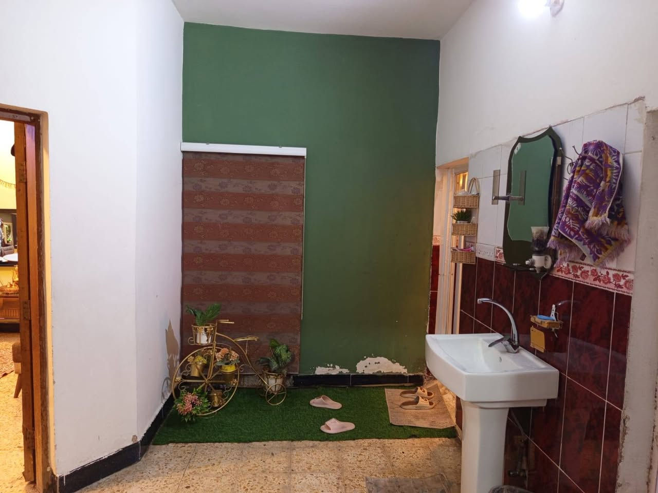 السلام عليكم ورحمة الله وبركاته
دار ملك زراعي سند ٢٥ 
المساحه ١٠٠طابقين يحتوي ع ٤ غرف نوم 
الطابق الاول صاله واستقبال وغرفة نوم والصحيات والطابق ثاني ٣غرف نوم وصاله وصحيات 
كميره قرب جامع ابوالزهراء شارع المركز فرع التكيه ١٣٠وبيه مجال مباشر ويا صاحب الدار ***********
