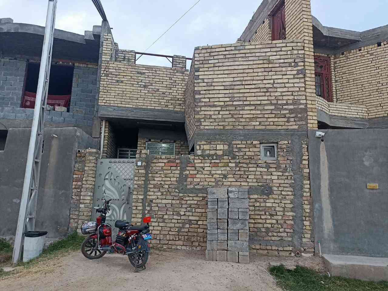 يوجد مشتمل مساحه 88 م طابو ملك صرف   في حي التأميم الثانيه   الشارع 15م كدامه حديقه مقبل على تبليط البناء طابوك
الطابق الارضي غرفه مطبخ وصاله وصحيات
الطابق الثاني 🏠 هيكل
مكلف بالنشر رقم صاحب المشتمل ***********
