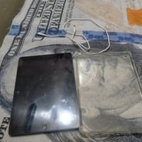 ايباد ٨للبيع ذاكره ٣٢ ايباد كلشي مابي مابي خدوش يجي ويا كفر شاحنه سعره...