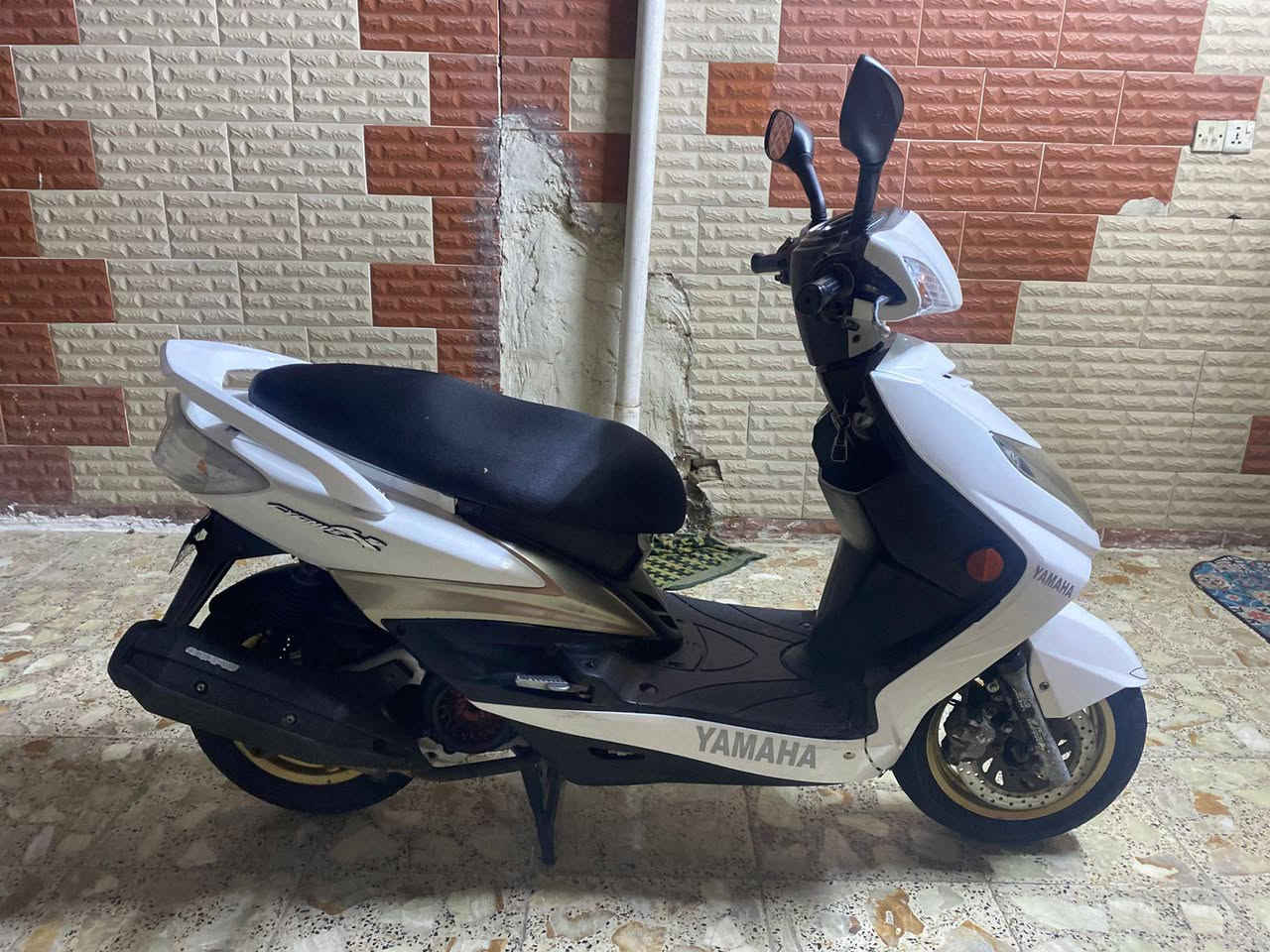 السلام عليكم 
دراجة سكنس فحل حديث جديدة لوك
سرعة 140 نوزل خين اسلف بلادي 
كفرات اصليه ومختمة ختم واحد مع محرك 
وراقها ابسمي ام طلاعات ستاند كهرباي حساس
عداد كتروني شغال سويج بلادي مرايات اصليه
شراي يتصل ***********
شر ضمان نطيك بلدراجة وكفاله عامه
