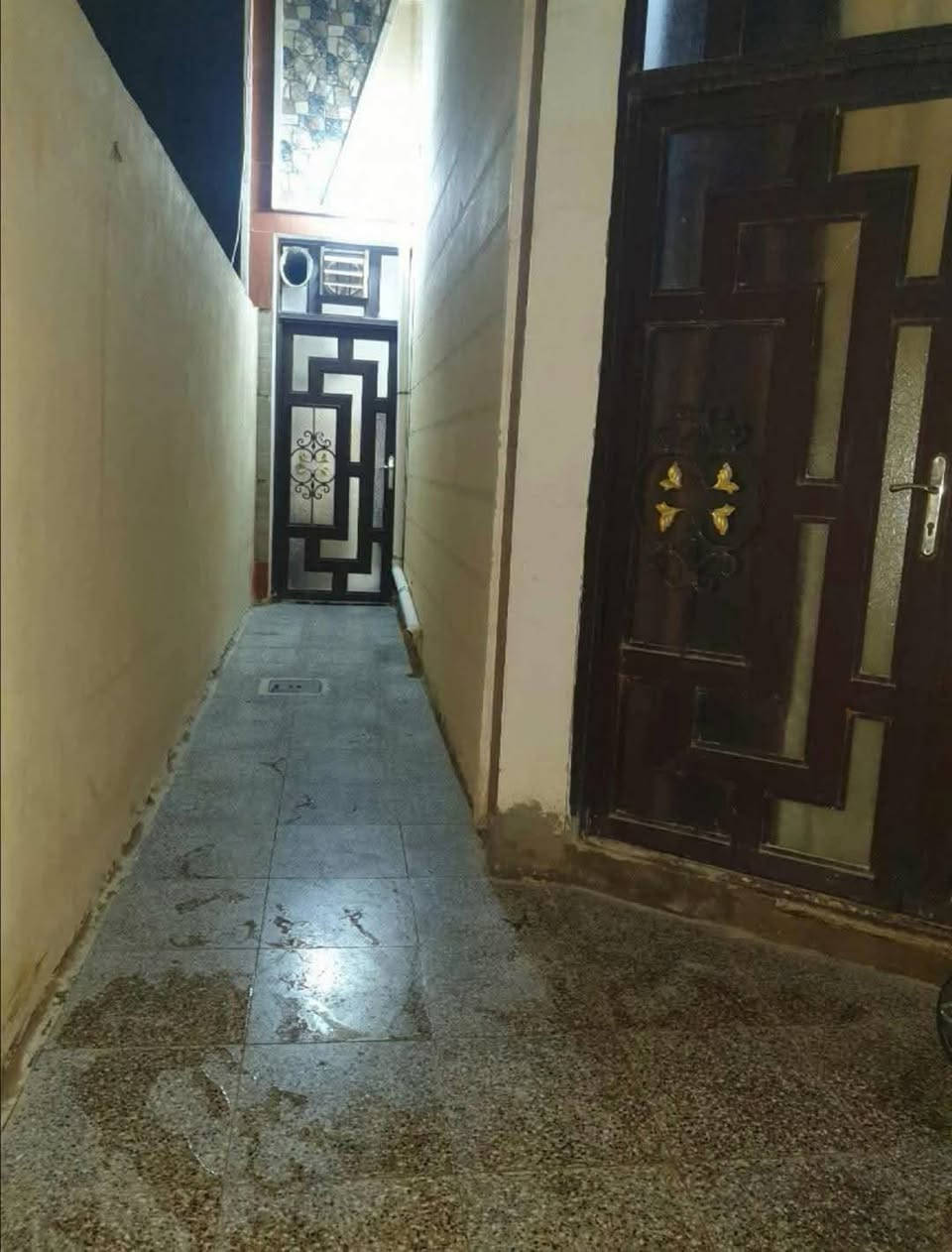 بيت للبيع 100 متر حي الوفاء طابق واحد مسلح منطقة 43 غرفه وصاله ومطبخ وستقبال وحمامات
السعر 114 وبيه مجال 
***********
